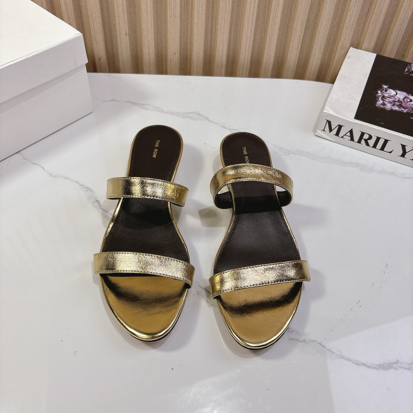 NO:233398,THE ROW niche trendy brand 25vs spring and summer new series... [Round head low heel sandals] The original version is one to one to create comfort and wrapping. It is full of personality and easy to control various styles of clothes... Fabric: Original custom sheepskin Inner: Original custom sheepskin Foot pad: Original custom sheepskin Outsole: Original custom rubber outsole Heel height: 3.5cm Packaging: Original full packaging, size: 35-39 (40. Customized size without return or exchange), slippers, slippers, sheepskin19860909THE ROW小众潮牌25vs春夏新款系列……【圆头低跟凉拖】 原版一比一打造舒适度、包裹性都比较好.个性十足,很好驾驭各种风格衣服搭配…… 面料:原版定制羊皮 内里:原版定制羊皮 垫脚:原版定制羊皮 大底:原版定制橡胶大底 跟高:3.5cm 包装:原版全套包装, 码数:35-39（40.码定制不退换）,拖鞋,slippers,sheepskin,Women's Shoes