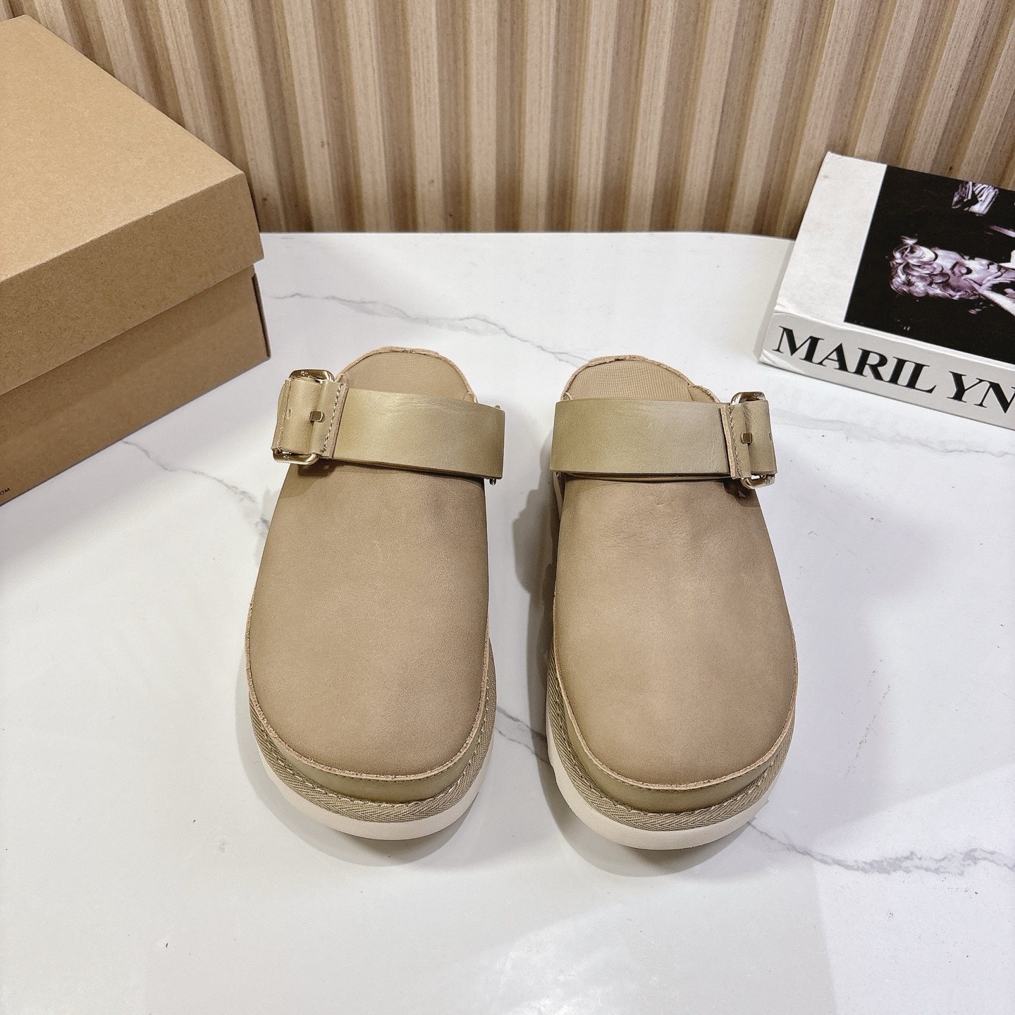 NO:233396,UGG~25vs spring and summer hot spring cake thick-bottom semi-drag series... The main feature is a casual style, simple, generous and elegant, exclusive romance in summer!  !  Fabric: Fur upper Inner: Original custom EVA foot pad: Original custom EVA outsole: Original open mold rubber outsole Size: 35-39 (40 customization without return or exchange), half drag19860909UGG~25vs春夏爆款松糕厚底半拖系列…… 主打一个随心索性 简单大方不失优雅 夏天的专属浪漫！！ 面料:翻毛皮鞋面 内里:原版定制EVA 垫脚:原版定制EVA 大底:原版开模橡胶大底 码数:35-39（40定制不退换）,半拖,Women's Shoes