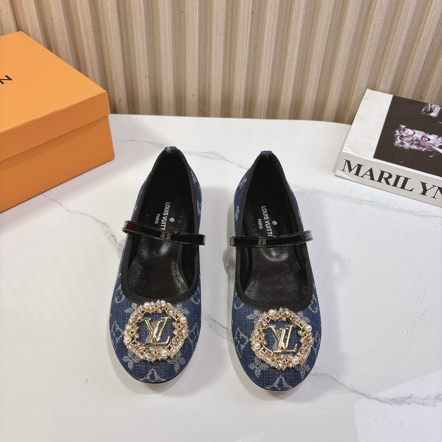 NO:233388,LV donkey brand 2025vs early spring and summer Paris purchase latest popular single shoe series... [Diamond buckle flat shoes] French purchasing new donkey brand, the first choice for spring and summer The latest French model is sold out, the original mold opening metal buckle details cannot be ignored. The texture of the first layer of cowhide leather is three-dimensional to show the temperament of the Bazaar. The high-quality leather is softer and breathable, invincible and slim legs. When worn, the length of the legs will be raised immediately. It is profound and insightful! Volume, ingenious customization, meticulous craftsmanship - also covered in the brand's iconic - - MATERIAL Material - Fabric: Customized sheepskin Inner: Imported sheepskin Floor: Imported sheepskin Outsole: Italian imported genuine leather outsole Heel height: 1.0cm Packaging: original full package Size: 35-39 (40.41 customization without return), single shoes, louis  vuitton, cowhide, sheepskin, Leather soles19860909LV驴牌2025vs早春夏巴黎代购最新爆款单鞋系列……【钻扣平底单鞋】 法国代购新款驴牌 春夏首选 最新款法国卖爆了, 原版开模金属扣细节不可忽视 头层牛皮质感立体穿出时尚芭莎的气质 优质皮里更加柔软透气,无敌瘦腿,穿上立马拉升腿的长度～涵深刻,洞察犀利! 走量,走心.匠心定制,精雕细琢 —也覆盖在品牌的标志性— - MATERIAL 材质 - 面料:定制羊皮 内里:进口羊皮 垫脚:进口羊皮 大底: 意大利进口真皮大底 跟高:1.0cm 包装:原版全套包装 码数:35-39（40.41定制不退换）,单鞋,louis vuitton,cowhide,sheepskin,Leather soles,Women's Shoes