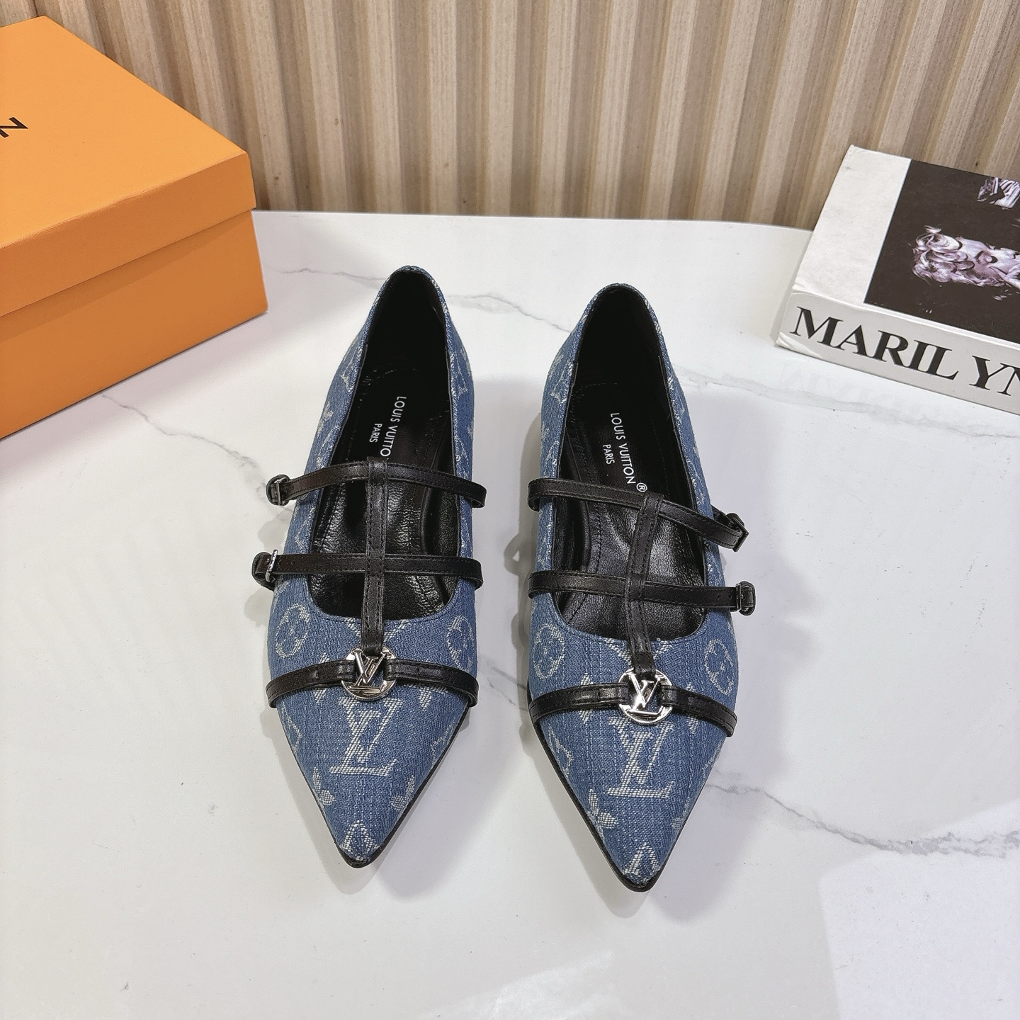 NO:233355,LV Louis Vuitton 2025 Early Spring Newest Style Flat-soled Pointed Ballet Shoes Series New, Upper, Cow patent leather/Old Flower/Denim, Imported Sheepskin, Outsole Original Italian Leather Outsole Heel Heel Heel 1.2cm Shoe Size 35-39 (40.41 Customized), Single Shoes, Louis vuitton, louis vuitton, sheepskin, Leather Soles19860909LV路易威登2025 早春新款 最新款 平底尖头芭蕾鞋系列上新 鞋面牛漆皮/老花/牛仔布 内里进口羊皮里 大底原版意大利真皮大底 跟高1.2cm 鞋码35-39（40.41定制）,单鞋,louis vuitton,louis vuitton,sheepskin,Leather soles,Women's Shoes