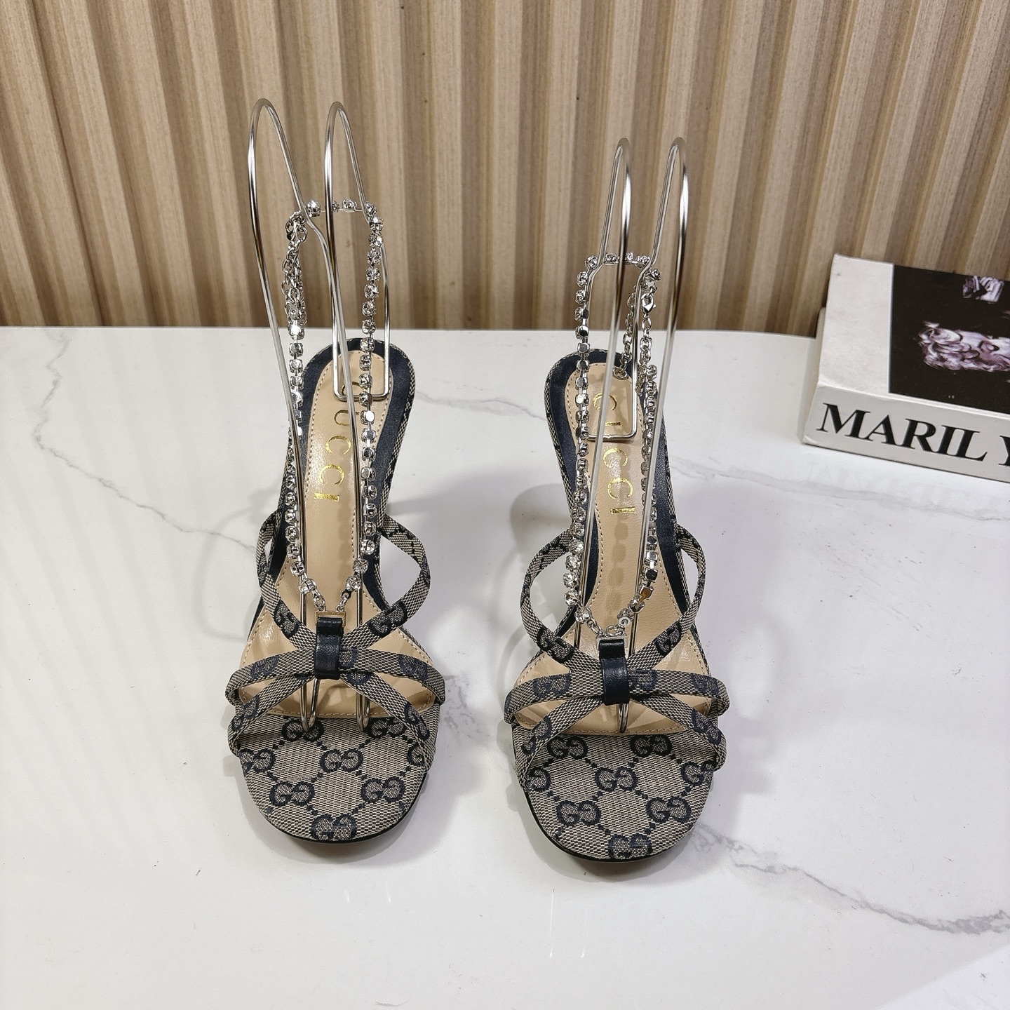 NO:224682,New style!  Guccí Classic women's shoes: original one-to-one development, carefully modified shoe last, fabric adopts original texture. Imported mesh with cow patent leather material. With original board electric ferry rhinestone hardware GG buckle, it is so delicate that it is impeccable!  Sheepskin inner lining and footrest Heel height: 8.5cm Size, 35-42 (40.41 42 customized) Italian leather outsole, original packaging, high heels, gucci, high heels, sheepskin, Leather soles19860909新款！古奇 Guccⅰ 经典女鞋:原版一比一开发,精心调制的鞋楦,面料采用原版质感.进口网面配牛漆皮材料.配原板电渡水钻五金GG扣 细腻到无可挑剔！ 羊皮内里和垫脚 跟高:8.5cm 码数,35-42（40.41 42订做） 意大利真皮大底,原版包装,高跟鞋,gucci,high heels,sheepskin,Leather soles,Women's Shoes