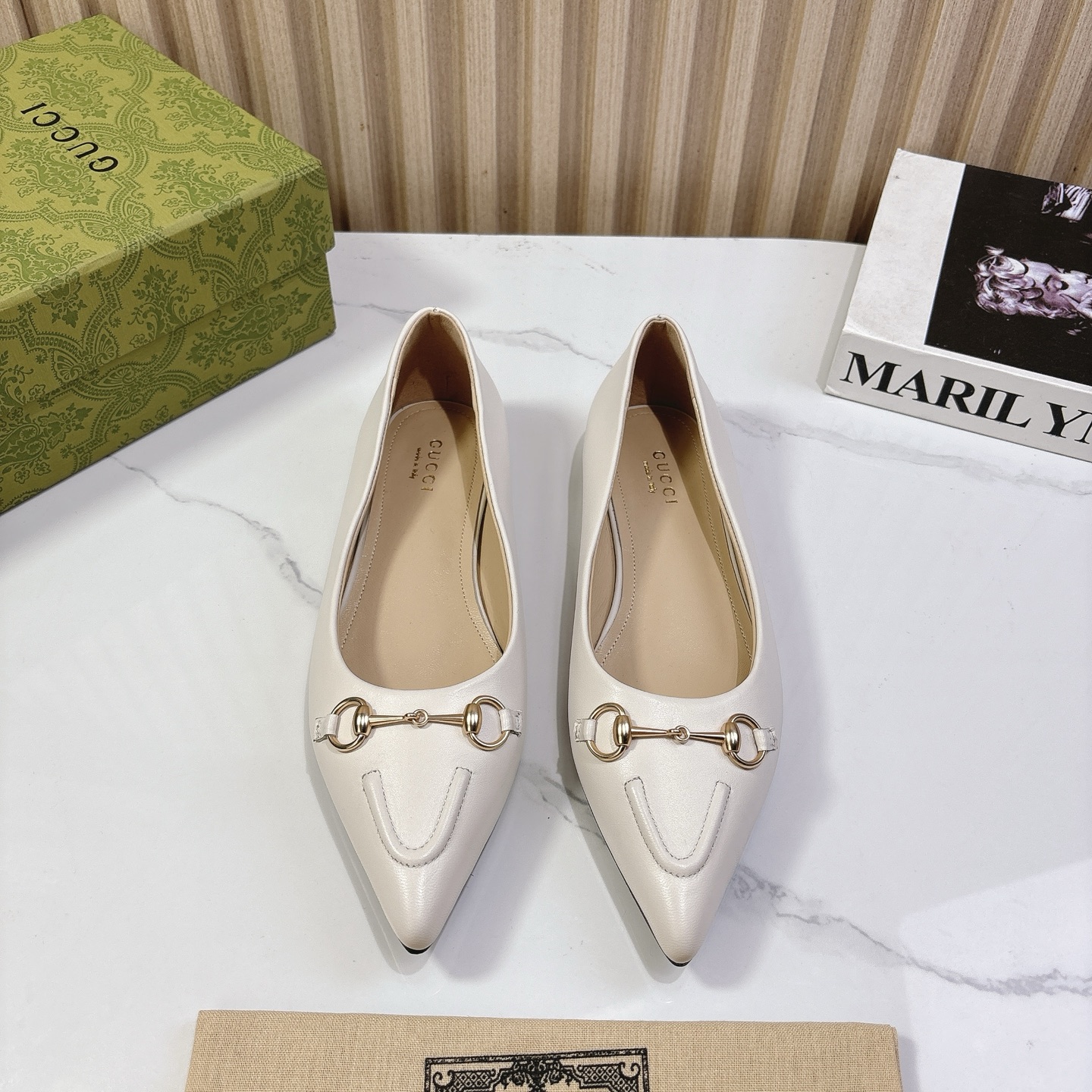 NO:224639,G*ucci Gu*chi 2025vs Spring and Summer latest hit single shoe series... [Pointed toe flat shoes] Original single quality Original European style, the foot is perfectly worn with this shoe, elegant and elegant, crystal clear, no matter the material of various accessories, it is unique to the home, and it must be made from the original version at zero distance. The entire series is full of exciting and unexpected elements, the quality of different materials, the texture of the skin and the material expression, and has a strong artistic atmosphere... Upper: Custom imported cowhide Inner: Custom imported sheepskin Foot pad: Custom imported sheepskin Outsole: Imported Italian original color genuine leather outsole Heel height: 1.0cm Packaging: Original full package Size: 35-39 (40.41.42 Customized without return)  Color: Official website synchronous update, single shoes, cowhide, sheepskin, Leather soles19860909G*ucci古*驰2025vs春夏最新爆款单鞋系列……【尖头平底单鞋】 原单品质 原汁原味的欧式风格,上脚非常完美穿搭上配此鞋,优雅大方,晶莹剔透,无论种各配件材质,都是家独一比一定制,必到做原版零距离,整系个列都充了满令兴人奋意和外的元结素合,不同材的质,肌的理面的料表现,具有极的浓艺术气息…… 鞋面:定制进口牛皮 内里:定制进口羊皮 垫脚:定制进口羊皮 大底:进口意大利原色真皮大底 跟高:1.0cm 包装:原版全套包装 码数:35-39(40.41.42定制不退换) 颜色:官网同步更新,单鞋,cowhide,sheepskin,Leather soles,Women's Shoes