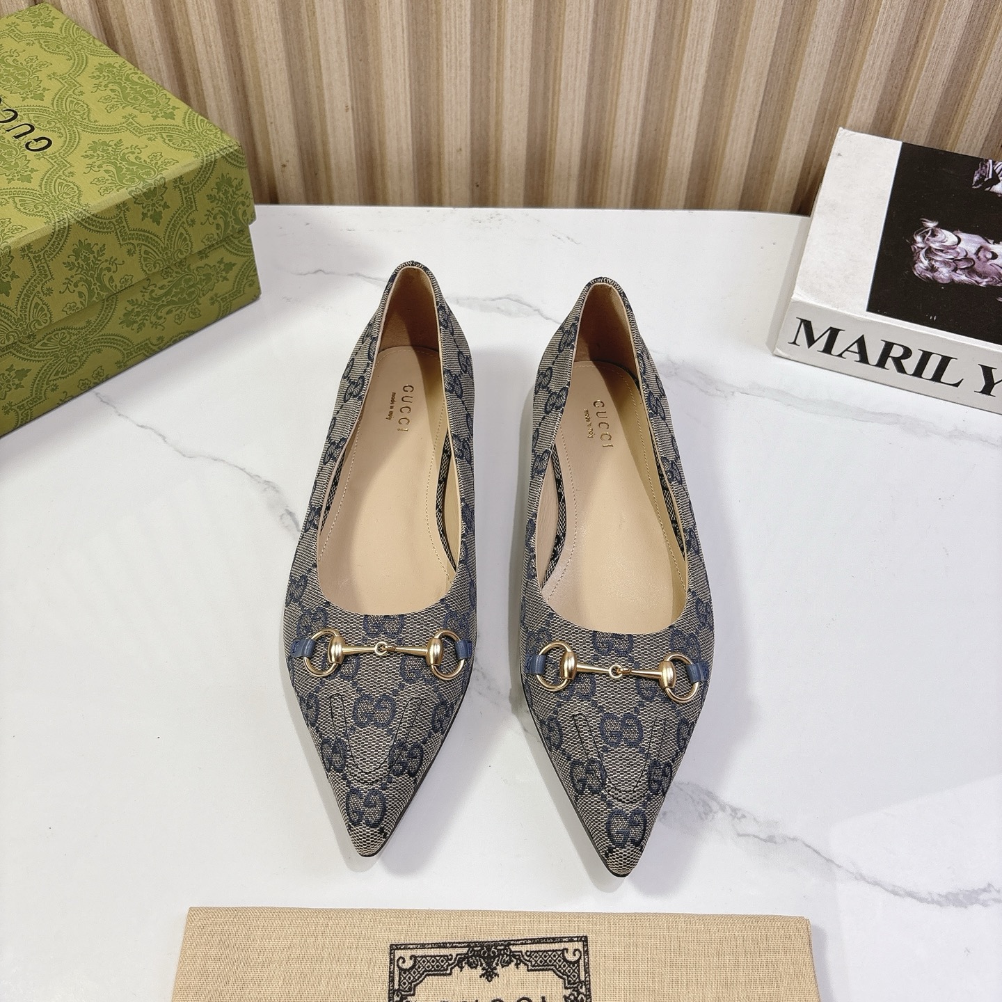 NO:224645,G*ucci Gu*chi 2025vs Spring and Summer Latest Shoe Series... [Pointed Toe Flat Shoes] Original Single Quality Original European Style, the foot is perfectly worn with this shoe, elegant and elegant, crystal clear, no matter the material of various accessories, it is unique to the home, and it must be made from the original version at zero distance. The entire series is full of exciting and unexpected elements, the quality of different materials, the texture of the skin and the material performance of the skin, and has a strong artistic atmosphere... Upper: Custom imported double G fabric Inner: Custom imported sheepskin Foot pad: Custom imported sheepskin Outsole: Imported Italian original color genuine leather outsole Heel height: 1.0cm Packaging: Original full package Size: 35-39 (40.41.42 Customized without return) Color: Official website synchronous update, single shoes, sheepskin, Leather  soles19860909G*ucci古*驰2025vs春夏最新爆款单鞋系列……【尖头平底单鞋】 原单品质 原汁原味的欧式风格,上脚非常完美穿搭上配此鞋,优雅大方,晶莹剔透,无论种各配件材质,都是家独一比一定制,必到做原版零距离,整系个列都充了满令兴人奋意和外的元结素合,不同材的质,肌的理面的料表现,具有极的浓艺术气息…… 鞋面:定制进口双G布料 内里:定制进口羊皮 垫脚:定制进口羊皮 大底:进口意大利原色真皮大底 跟高:1.0cm 包装:原版全套包装 码数:35-39(40.41.42定制不退换) 颜色:官网同步更新,单鞋,sheepskin,Leather soles,Women's Shoes