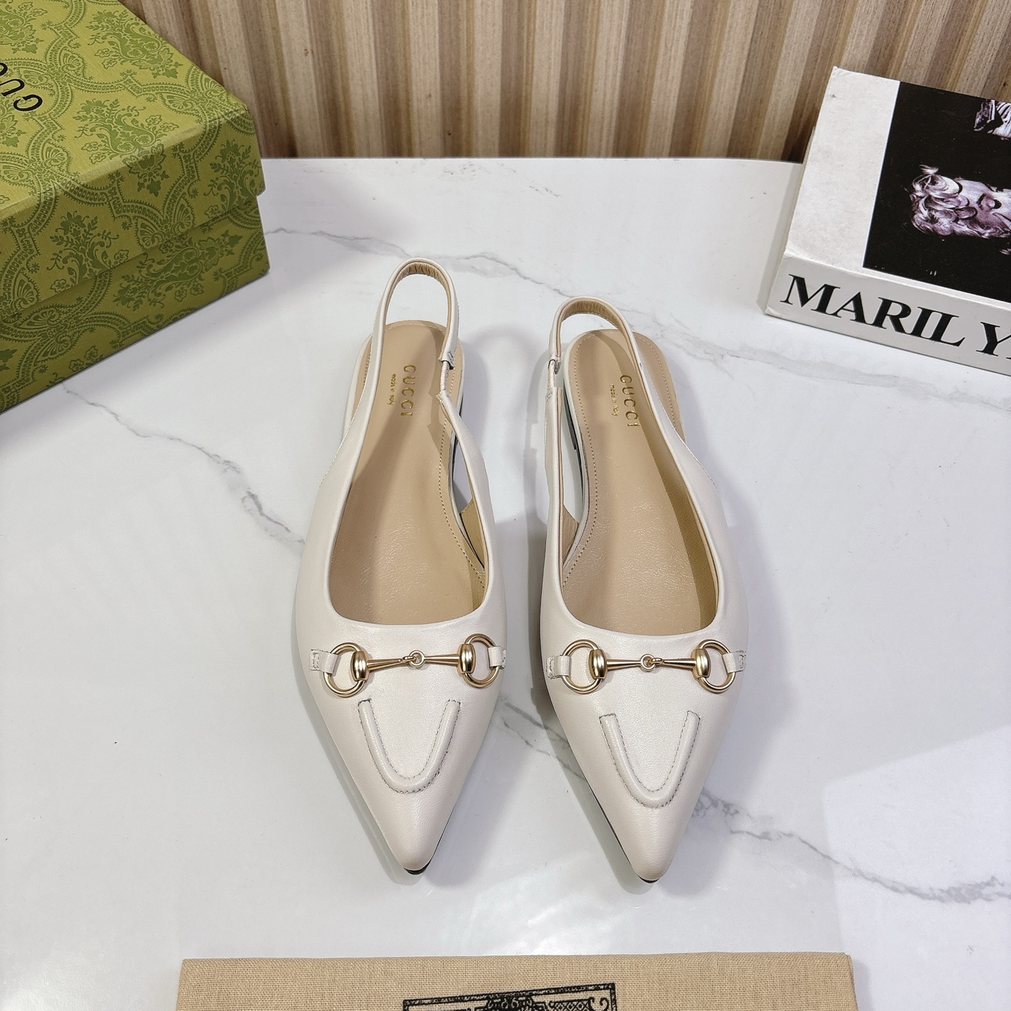 NO:224597,G*ucci Gu*chi 2025vs Spring and Summer latest hit single shoe series... [Pointed toe flat shoes] Original single quality Original European style, the foot is perfectly worn with this shoe, elegant and elegant, crystal clear, no matter the material of various accessories, it is unique to the home, and it must be made from the original version at zero distance. The entire series is full of exciting and unexpected elements, the quality of different materials, the texture of the skin and the material expression, and has a strong artistic atmosphere... Upper: Custom imported cowhide Inner: Custom imported sheepskin Foot pad: Custom imported sheepskin Outsole: Imported Italian original color genuine leather outsole Heel height: 1.0cm Packaging: Original full package Size: 35-39 (40.41.42 Customized without return)  Color: Official website synchronous update, sandals, sandals, cowhide, sheepskin, Leather soles19860909G*ucci古*驰2025vs春夏最新爆款单鞋系列……【尖头平底单鞋】 原单品质 原汁原味的欧式风格,上脚非常完美穿搭上配此鞋,优雅大方,晶莹剔透,无论种各配件材质,都是家独一比一定制,必到做原版零距离,整系个列都充了满令兴人奋意和外的元结素合,不同材的质,肌的理面的料表现,具有极的浓艺术气息…… 鞋面:定制进口牛皮 内里:定制进口羊皮 垫脚:定制进口羊皮 大底:进口意大利原色真皮大底 跟高:1.0cm 包装:原版全套包装 码数:35-39(40.41.42定制不退换) 颜色:官网同步更新,凉鞋,sandals,cowhide,sheepskin,Leather soles,Women's Shoes