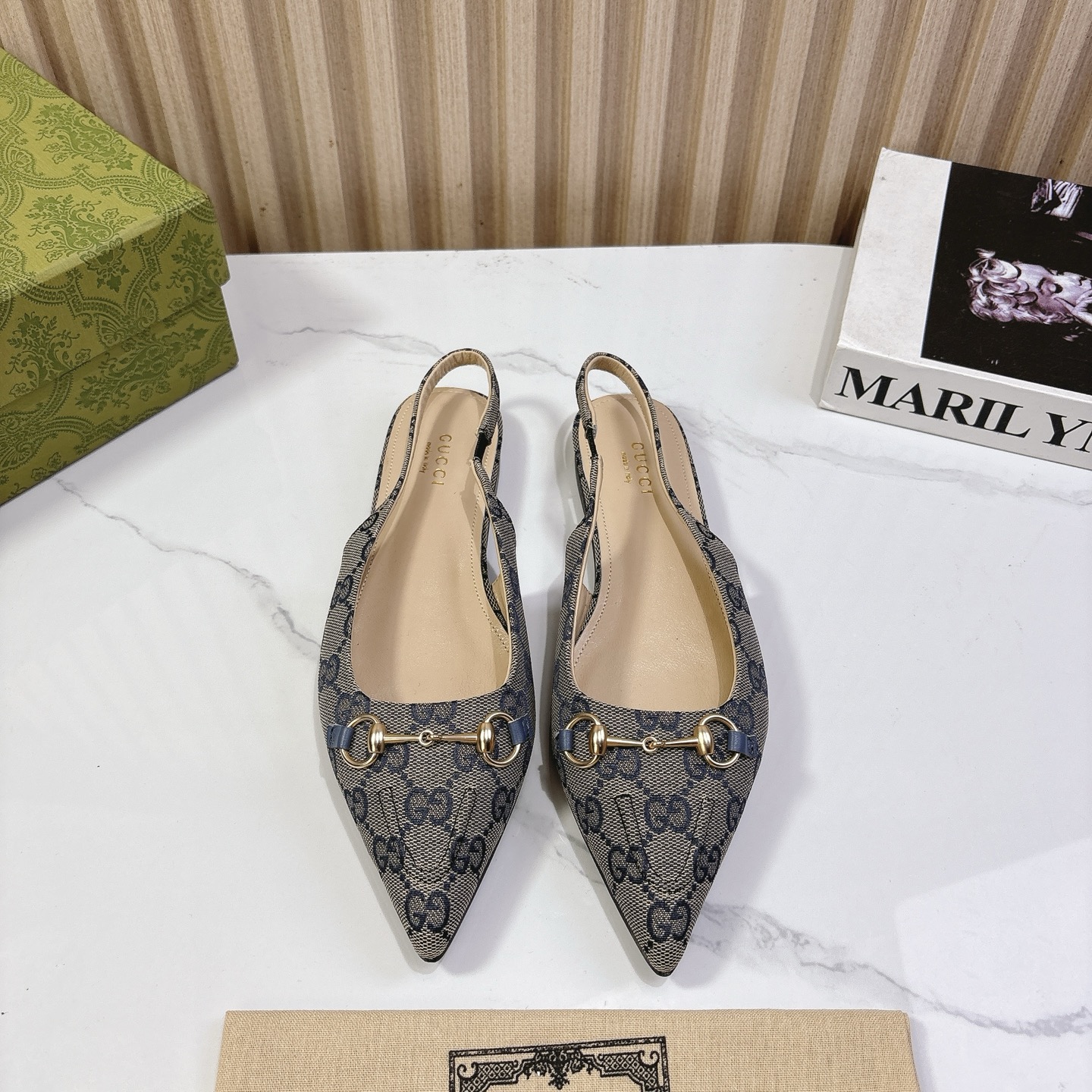 NO:224600,G*ucci Gu*chi 2025vs Spring and Summer Latest Shoe Series... [Pointed Toe Flat Shoes] Original Single Quality Original European Style, the foot is perfectly worn with this shoe, elegant and elegant, crystal clear, no matter the material of various accessories, it is unique to the home, and it must be made from the original version at zero distance. The entire series is full of exciting and unexpected elements, the quality of different materials, the texture of the skin and the material expression, and has a strong artistic atmosphere... Upper: Custom imported double G fabric Inner: Custom imported sheepskin Footpad: Custom imported sheepskin Outsole: Imported Italian original color genuine leather outsole Heel height: 1.0cm Packaging: Original full package Size: 35-39 (40.41.42 Customized without return)  Color: Official website synchronous update, sandals, sandals, sheepskin, Leather soles19860909G*ucci古*驰2025vs春夏最新爆款单鞋系列……【尖头平底单鞋】 原单品质 原汁原味的欧式风格,上脚非常完美穿搭上配此鞋,优雅大方,晶莹剔透,无论种各配件材质,都是家独一比一定制,必到做原版零距离,整系个列都充了满令兴人奋意和外的元结素合,不同材的质,肌的理面的料表现,具有极的浓艺术气息…… 鞋面:定制进口双G布料 内里:定制进口羊皮 垫脚:定制进口羊皮 大底:进口意大利原色真皮大底 跟高:1.0cm 包装:原版全套包装 码数:35-39(40.41.42定制不退换) 颜色:官网同步更新,凉鞋,sandals,sheepskin,Leather soles,Women's Shoes