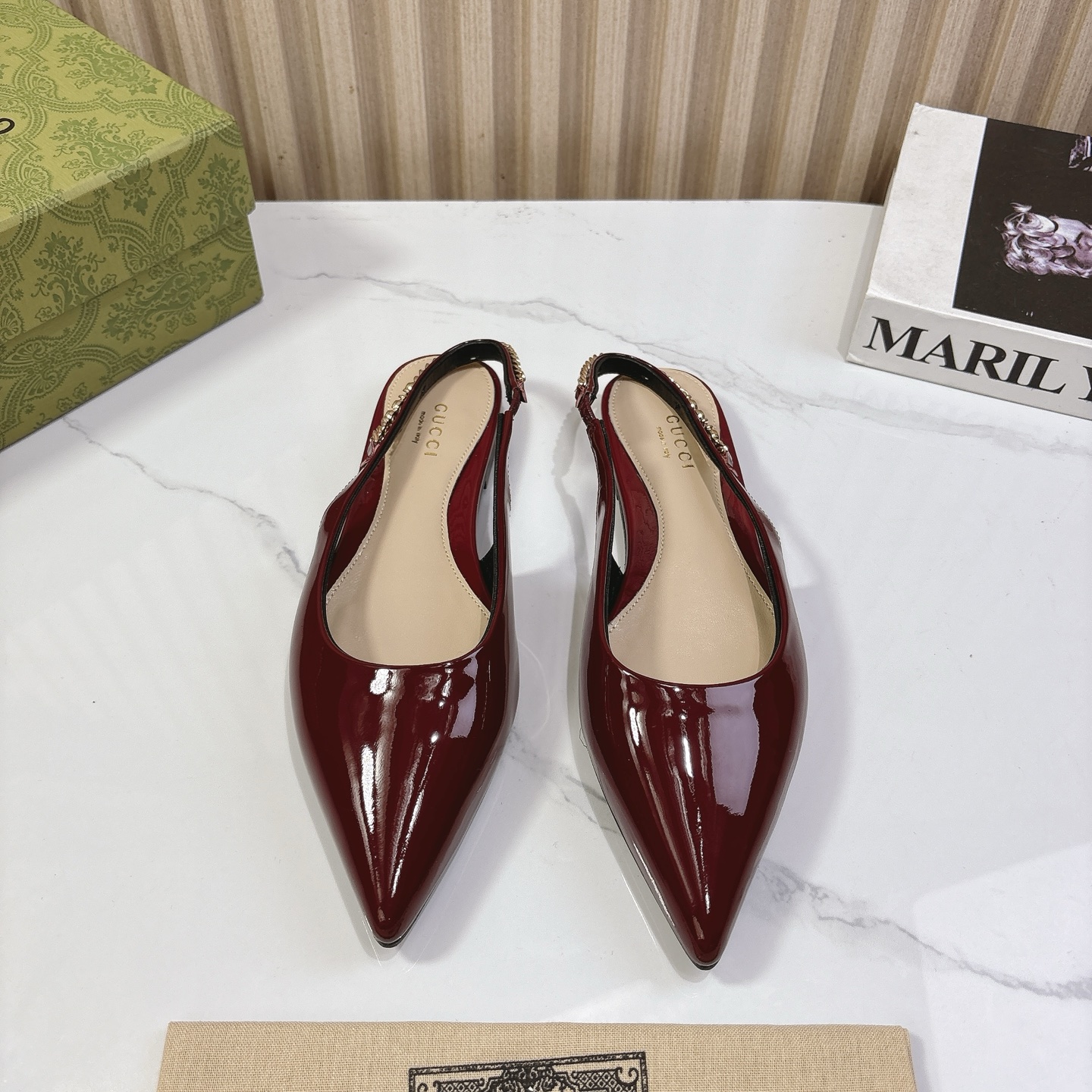 NO:224602,G*ucci Gu*chi 2025vs Spring and Summer latest hit single shoe series... [Pointed toe back short single shoe] Original single quality Original European style, the foot is perfectly worn with this shoe, elegant and elegant, crystal clear, no matter the material of various accessories, it is unique to the home, and must be made from the original version at zero distance. The entire series is full of exciting and unexpected elements, the quality of different materials, the texture of the skin and the material expression, with a strong artistic atmosphere... Upper: Custom imported patent leather Inner: Custom imported sheepskin Foot pad: Custom imported sheepskin Outsole: Imported Italian original color genuine leather outsole Heel height: 1.0cm Packaging: Original full package Size: 35-39 (40.41.42 Customized without return), sandals, sandals, sheepskin, Leather soles19860909G*ucci古*驰2025vs春夏最新爆款单鞋系列……【尖头后空单鞋】 原单品质 原汁原味的欧式风格,上脚非常完美穿搭上配此鞋,优雅大方,晶莹剔透,无论种各配件材质,都是家独一比一定制,必到做原版零距离,整系个列都充了满令兴人奋意和外的元结素合,不同材的质,肌的理面的料表现,具有极的浓艺术气息…… 鞋面:定制进口漆皮 内里:定制进口羊皮 垫脚:定制进口羊皮 大底:进口意大利原色真皮大底 跟高:1.0cm 包装:原版全套包装 码数:35-39(40.41.42定制不退换),凉鞋,sandals,sheepskin,Leather soles,Women's Shoes