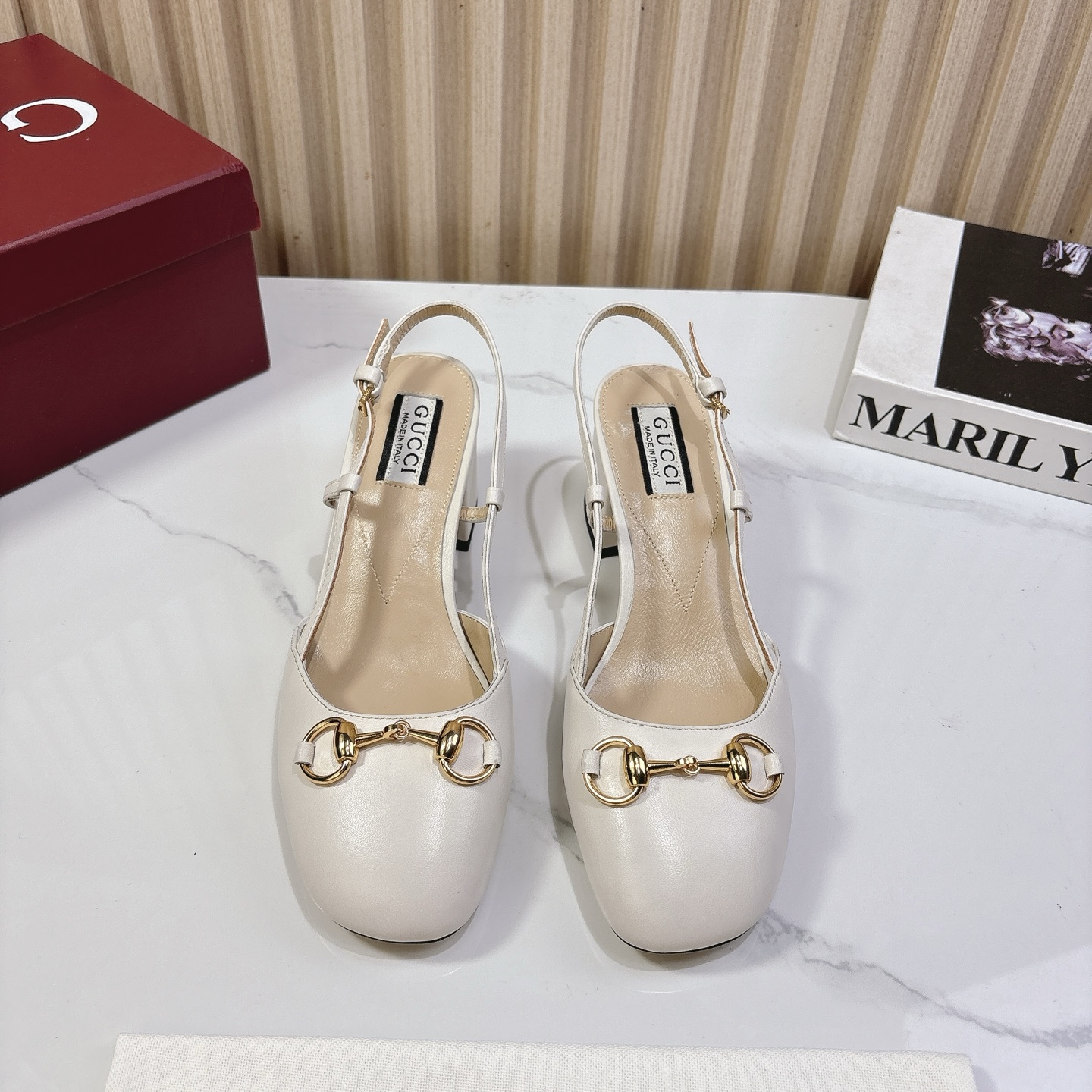 NO:224606,G*ucci Gu*chi 2025vs Spring and Summer latest hit single shoe series... [Round toe back short single shoe] Original single quality Original European style, the foot is perfectly worn with this shoe, elegant and elegant, crystal clear, no matter the material of various accessories, it is unique to the home, and it must be made from the original version at zero distance. The entire series is full of exciting and unexpected elements, the quality of different materials, the texture of the skin and the material expression, and has a strong artistic atmosphere... Upper: Custom imported cowhide Inner: Custom imported sheepskin Foot pad: Custom imported sheepskin Outsole: Imported Italian original color genuine leather outsole Heel height: 4.0cm Packaging: Original full package Size: 35-39 (40.41.42 Customized without return), sandals, sandals, cowhide, sheepskin, Leather  soles19860909G*ucci古*驰2025vs春夏最新爆款单鞋系列……【圆头后空单鞋】 原单品质 原汁原味的欧式风格,上脚非常完美穿搭上配此鞋,优雅大方,晶莹剔透,无论种各配件材质,都是家独一比一定制,必到做原版零距离,整系个列都充了满令兴人奋意和外的元结素合,不同材的质,肌的理面的料表现,具有极的浓艺术气息…… 鞋面:定制进口牛皮 内里:定制进口羊皮 垫脚:定制进口羊皮 大底:进口意大利原色真皮大底 跟高:4.0cm 包装:原版全套包装 码数:35-39(40.41.42定制不退换),凉鞋,sandals,cowhide,sheepskin,Leather soles,Women's Shoes