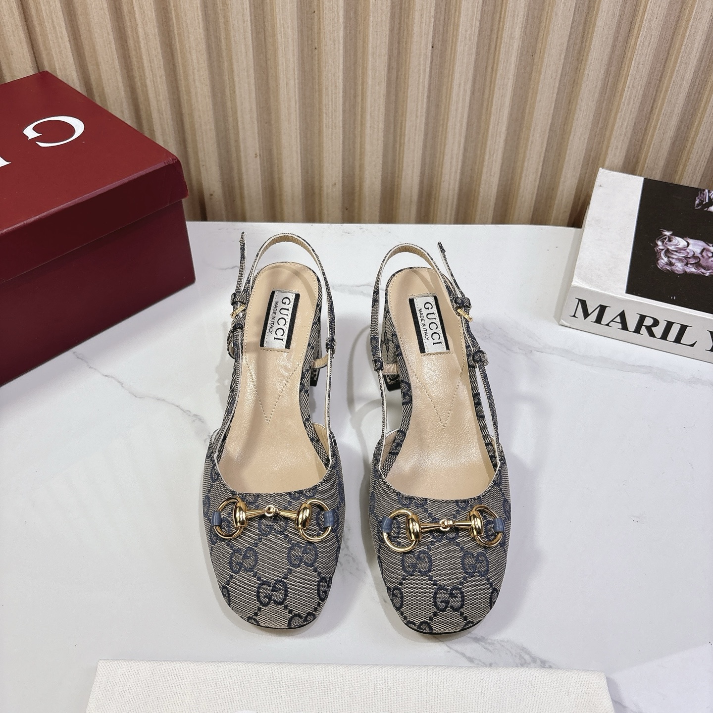 NO:224611,G*ucci Gu*chi 2025vs Spring and Summer latest hit single shoe series... [Round toe back short single shoe] Original single quality Original European style, the foot is perfectly worn with this shoe, elegant and elegant, crystal clear, no matter the material of various accessories, it is unique to the home, and must be made from the original version at zero distance. The entire series is full of exciting and unexpected elements, the quality of different materials, the texture of the skin and the material expression, with a strong artistic atmosphere... Upper: Custom imported double G fabric Inner: Custom imported sheepskin Foot pad: Custom imported sheepskin Outsole: Imported Italian original color genuine leather outsole Heel height: 4.0cm Packaging: Original full package Size: 35-39 (40.41.42 Customized without return), sandals, sandals, sheepskin, Leather soles19860909G*ucci古*驰2025vs春夏最新爆款单鞋系列……【圆头后空单鞋】 原单品质 原汁原味的欧式风格,上脚非常完美穿搭上配此鞋,优雅大方,晶莹剔透,无论种各配件材质,都是家独一比一定制,必到做原版零距离,整系个列都充了满令兴人奋意和外的元结素合,不同材的质,肌的理面的料表现,具有极的浓艺术气息…… 鞋面:定制进口双G布料 内里:定制进口羊皮 垫脚:定制进口羊皮 大底:进口意大利原色真皮大底 跟高:4.0cm 包装:原版全套包装 码数:35-39(40.41.42定制不退换),凉鞋,sandals,sheepskin,Leather soles,Women's Shoes