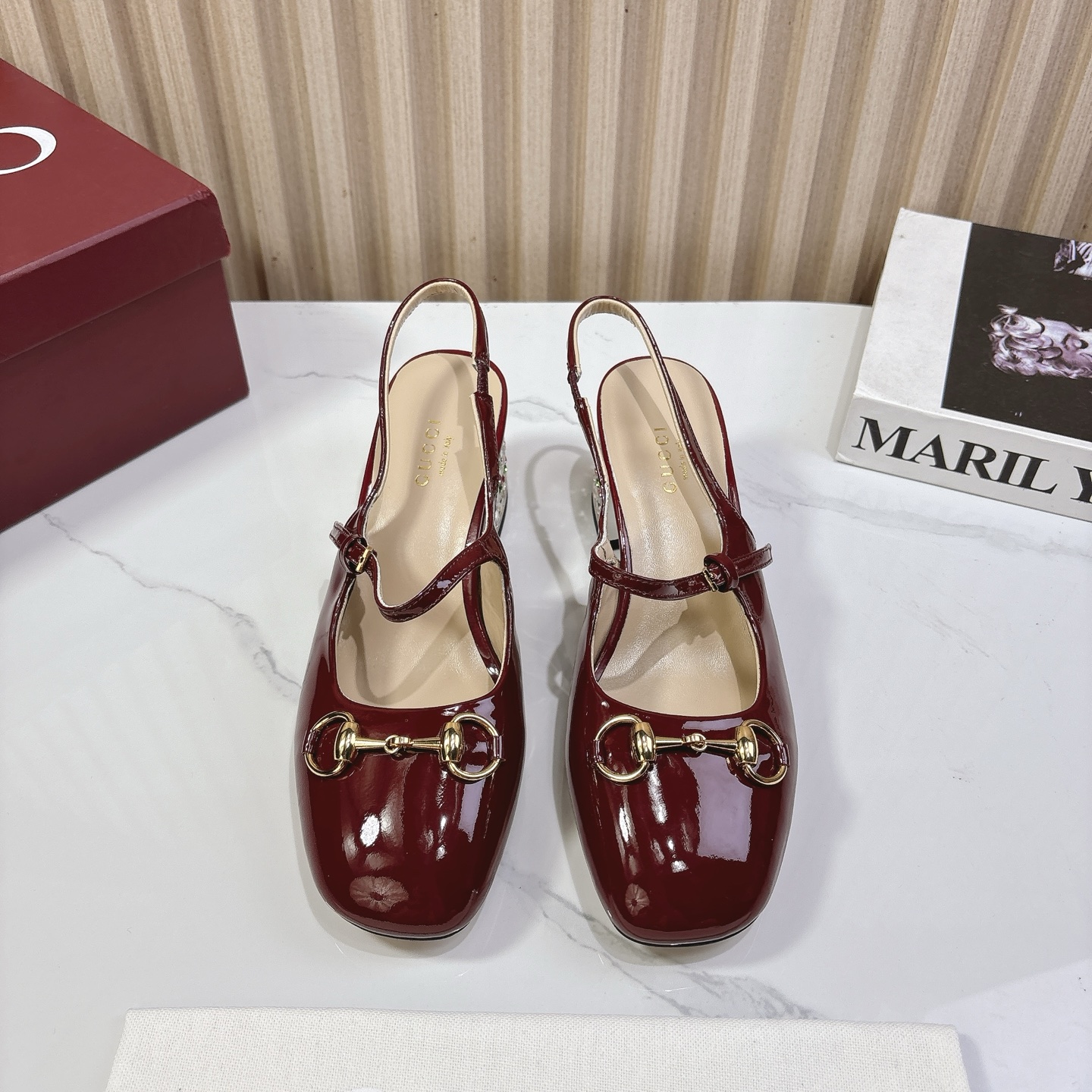 NO:224616,New style!  Guccí Classic Women's Shoes: The original version is developed one to one, carefully modified shoe last, the fabric adopts the original texture, imported ice patent leather, and equipped with original board electric hardware GG buckle, delicate and impeccable!  Sheepskin inner lining and footrest Heel height: 5.5 yards, 35-42 (40.41 42 customized) Italian leather large sole, original packaging!  sandals gucci sandals sheepskin Leather soles19860909新款！古奇 Guccⅰ 经典女鞋:原版一比一开发,精心调制的鞋楦,面料采用原版质感.进口冰漆皮.配原板电渡五金GG扣 细腻到无可挑剔！ 羊皮内里和垫脚 跟高:5.5 码数,35-42（40.41 42订做） 意大利真皮大底,原版包装 ！,凉鞋,gucci,sandals,sheepskin,Leather soles,Women's Shoes