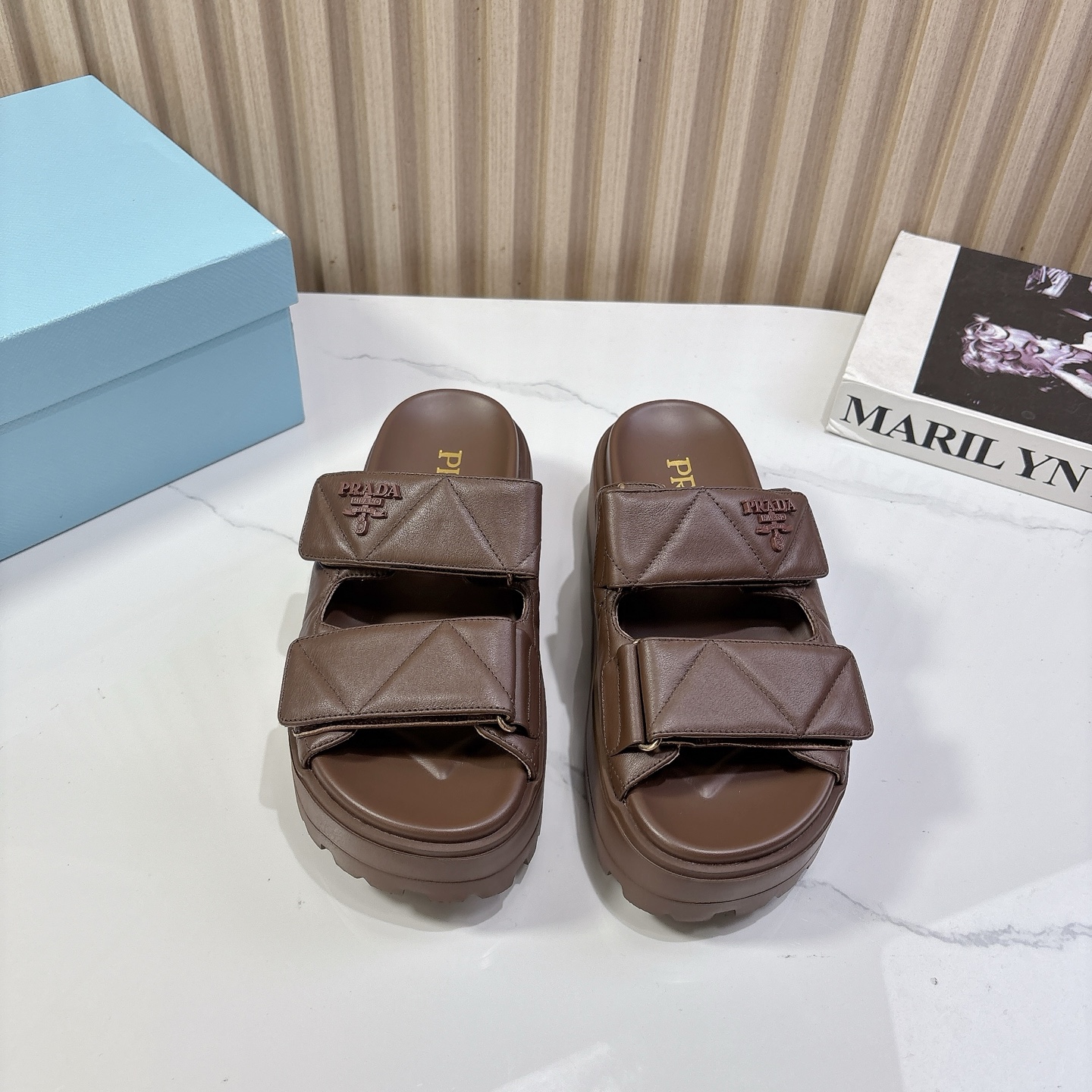 NO:224590,Prada's new cross-velvet velcro thick-soled sandals, top quality. This sports sandal is made of cowhide, and the geometric pattern is inspired by the classic triangle logo. The rubber thick-soled design is comfortable and unique. Material and craftsmanship Imported cowhide Original sheepskin lining 35cm zp open molded sole size35-39 (40, 41 custom made without return or exchange), slippers, prada, prada, sandals, slippers, cowhide, sheepskin19860909Prada普拉达新品交叉带魔术贴厚底凉鞋 顶级品质 这款运动风凉鞋选用牛皮制成,几何图案的灵感源自经典三角形徽标.橡胶厚底设计舒适且别致. 材质与工艺 进口牛皮 原版羊皮内里 35cm zp开模大底 size35-39（40、41定做不退换）,拖鞋,prada,prada,sandals,slippers,cowhide,sheepskin,Women's Shoes