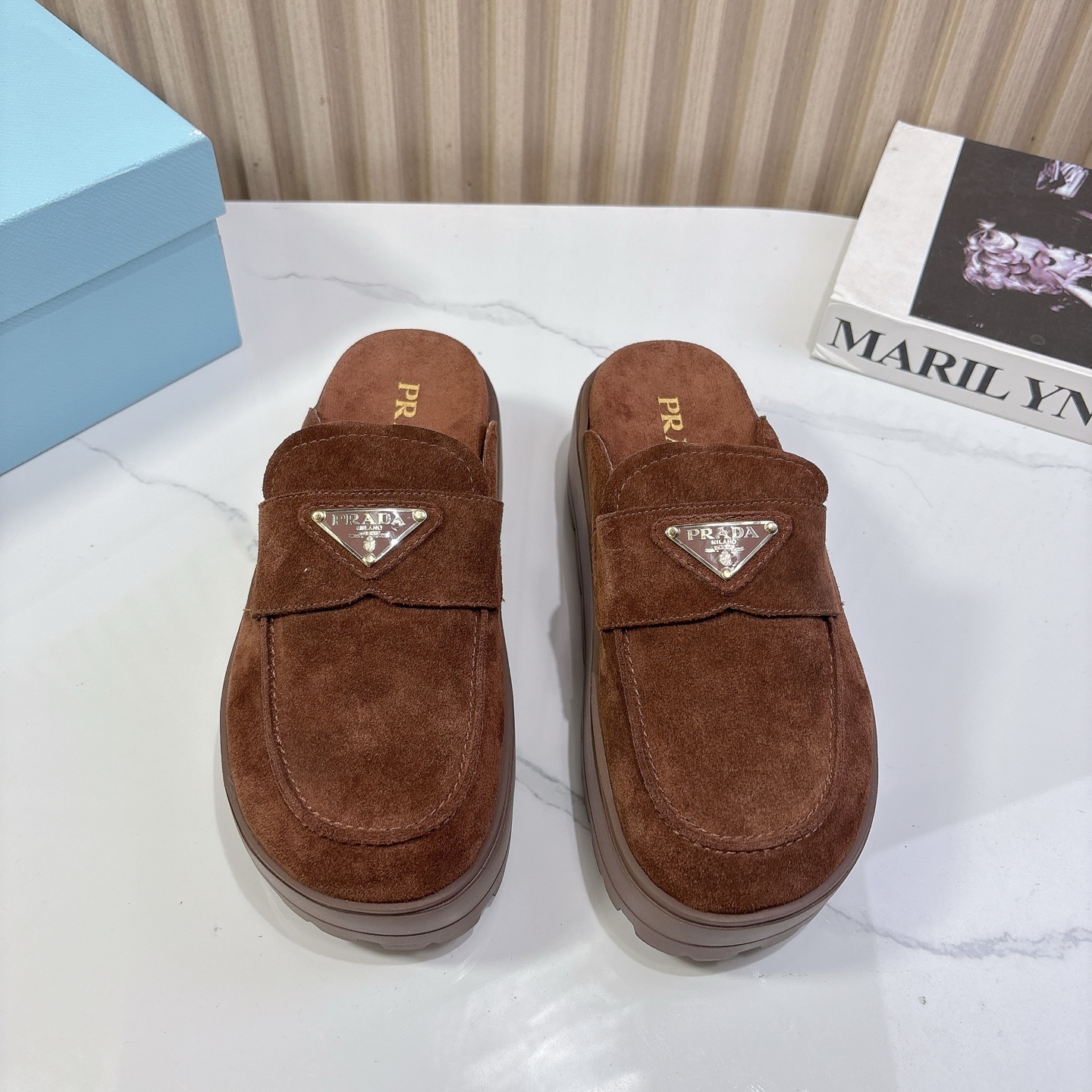 NO:224624,Prada Prada early spring new triangle thick-soled Birken Baotou Muller slippers Top quality Good to see and explode Comfortable and versatile, 4cm height-enhancing and casual, imported mercerized beef reverse velvet/cowhide sheepskin inner private model TPU sole Size 35-39 (40/41 custom made without return or exchange), semi-conveyed, prada, prada, slippers, cowhide, sheepskin19860909Prada普拉达早春新款三角标厚底勃肯包头穆勒拖鞋 顶级品质 好看到爆炸 舒适百搭,暴走不累 4cm增高休闲两不误 进口丝光牛反绒/牛皮 羊皮内里 私模TPU大底 码数35-39（40/41订做不退换）,半拖,prada,prada,slippers,cowhide,sheepskin,Women's Shoes