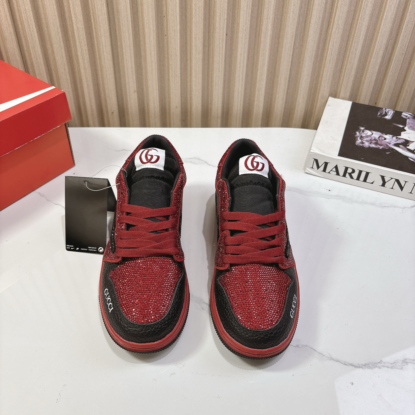 NO:224619,Couple Nike Gucci co-branded 25vs spring and summer latest king-explosive series... [Couple hot diamond casual shoes] Only cowhide high-top shoes, Nike Joy couple fur shoes open the eyes of the shoe fans, various unexpected design ideas, diamond color scheme brings many surprises to everyone, the color clone hidden on the upper is quite unique, low-key showing the identity of the shoe model, the style that trendy people have, it looks really good on the feet, and it can't help but feel... Fabric: Customized beef squid iron diamond craft Inner: Customized sheepskin foot pad: Customized sheepskin Outsole: Original open mold TPU two-color outsole Packaging: Original full set of packaging Couple size: 35-44 (female 41. male 45.46 customized without return) Color: official website synchronization update, casual shoes/sports shoes, gucci, sneakers, cowhide, sheepskin19860909情侣 耐克Gucci联名25vs春夏最新王炸爆款系列……【情侣烫钻休闲鞋】 唯独一款牛皮拼色的高帮鞋,耐克乔一情侣毛鞋让鞋迷大开眼界,各种意想不到的设计创意,钻石配色方案给大家带来了很多惊喜,隐匿于鞋帮处的拼色颇为独特,低调显示着鞋款的身份,潮人必备的款式,上脚真心好看无法自拔…… 面料:定制牛猄烫钻工艺 内里:定制羊皮 垫脚:定制羊皮 大底:原版开模TPU双色大底 包装:原版全套包装 情侣码:35-44（女41.男45.46定制不退换） 颜色:官网同步更新,休闲鞋/运动鞋,gucci,sneakers,cowhide,sheepskin,Women's Shoes