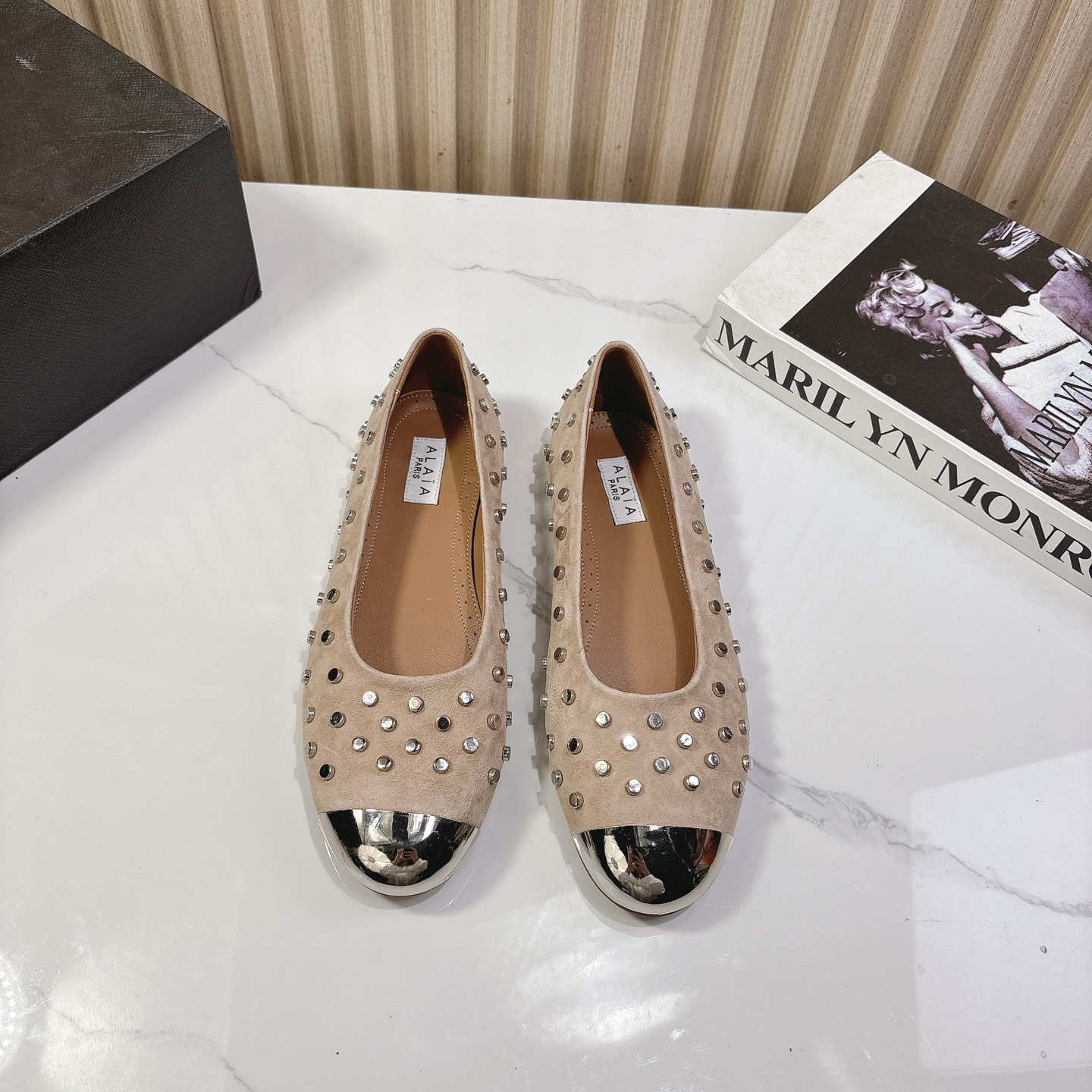 NO:224614,Niche ALAIA 2025vs spring single shoe series... [Spike button flat shoes] Alaya has another sexy side. It can be easily controlled with different styles and styles. Whether it is jeans, suit pants, or pleated skirts, it can enhance your outfit to fashion, elegance and excellence. Fabric: original cowhide inner: custom sheepskin footbed: custom sheepskin outsole: original molded rubber outsole Size: 35-39 (40.41.42 custom-made without return) Packaging: original full-set packaging, single shoes, alaia, skirts, jeans, business suit, cowhide, sheepskin19860909小众ALAIA 2025vs春季单鞋系列……【钉扣平底单鞋】 阿莱娅还有另外性感的一面 配上不同款式,不同风格都能轻松驾驭,无论牛仔裤,西装裤,还是百褶裙,都能将你的穿搭提升到时尚,优雅和卓越之中 面料:原版牛皮 内里:定制羊皮 垫脚:定制羊皮 大底:原版开模橡胶大底 码数:35-39（40.41.42定制不退换） 包装:原版全套包装,单鞋,alaia,skirts,jeans,business suit,cowhide,sheepskin,Women's Shoes