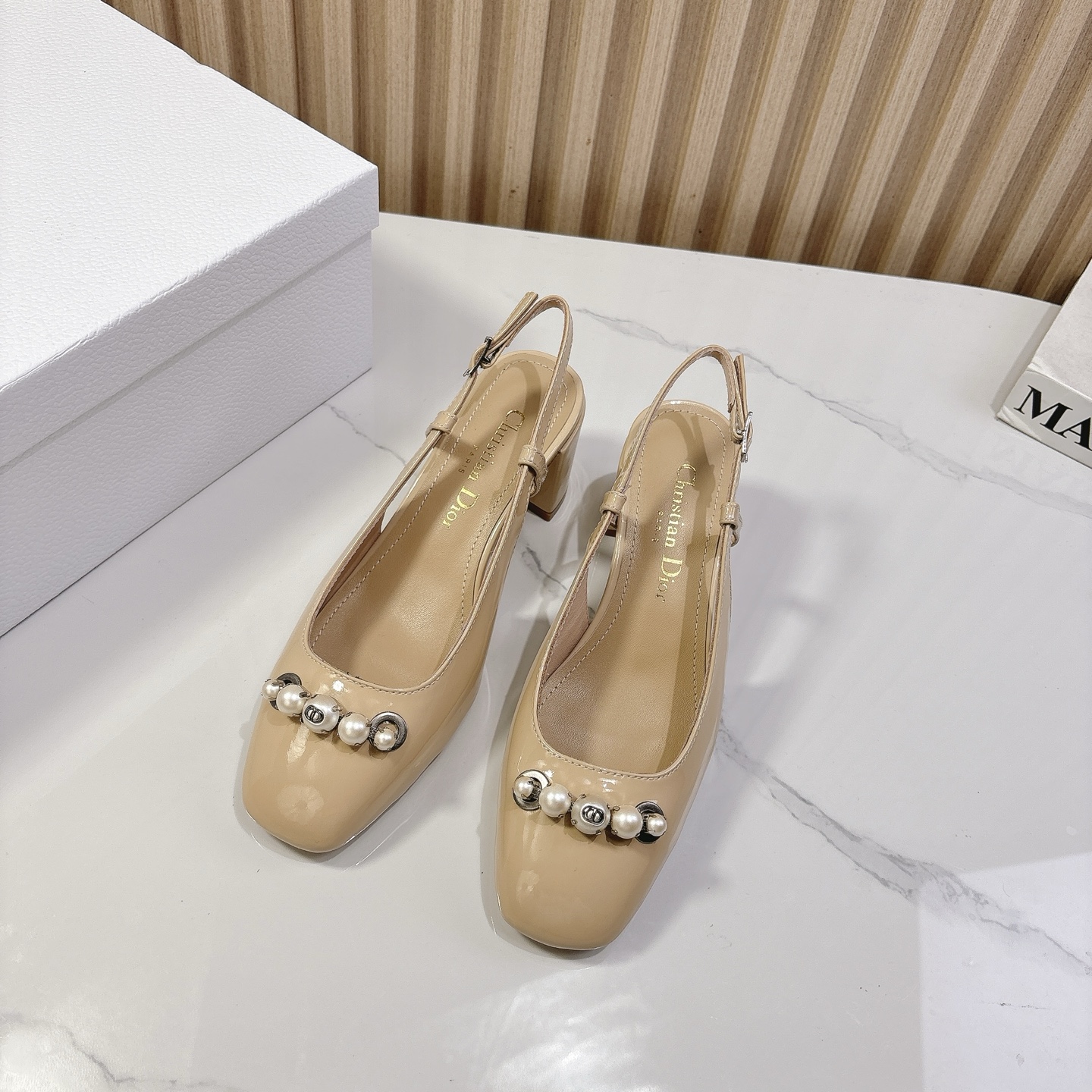 NO:224604,Dior*Dior 2025vs new single shoe series... [Pearl chain short single shoe] Original purchase and development!  Perfectly restore the last-shaped details of this shoe. Imported cow patent leather on the upper and delicate lambskin on the inner foot. Detailed photos and quality are recognized by the details. The temperament of a little woman and a versatile style, and the stunning shoes at a glance... I love you, the imported genuine leather sole from Italy with a five-pointed star!  Original custom patent leather fabric, original custom sheepskin inner lining, original custom sheepskin foot pad original custom sheepskin outsole: original Italian leather outsole heel height 6cm size 35-39 (40.41 customization without return and exchange) Packaging original full set of packaging, sandals, dior, dior, sandals, sheepskin, Leather soles19860909Dior*迪奥 2025vs新款单鞋系列……【珍珠链后空单鞋】 原版购入开发 ！完美还原这款鞋的楦形细节 鞋面进口牛漆皮 内里垫脚细腻小羊皮,看细节实拍认品质,小小女人名媛气质百搭款,一眼惊艳的鞋子…. 爱了爱了,意大利进口真皮大底带五角星标！ 面料原版定制漆皮 内里原版定制羊皮 垫脚原版定制羊皮 大底: 原版意大利真皮大底 跟高6cm 码数35-39（40.41定制不退换） 包装原版全套包装,凉鞋,dior,dior,sandals,sheepskin,Leather soles,Women's Shoes