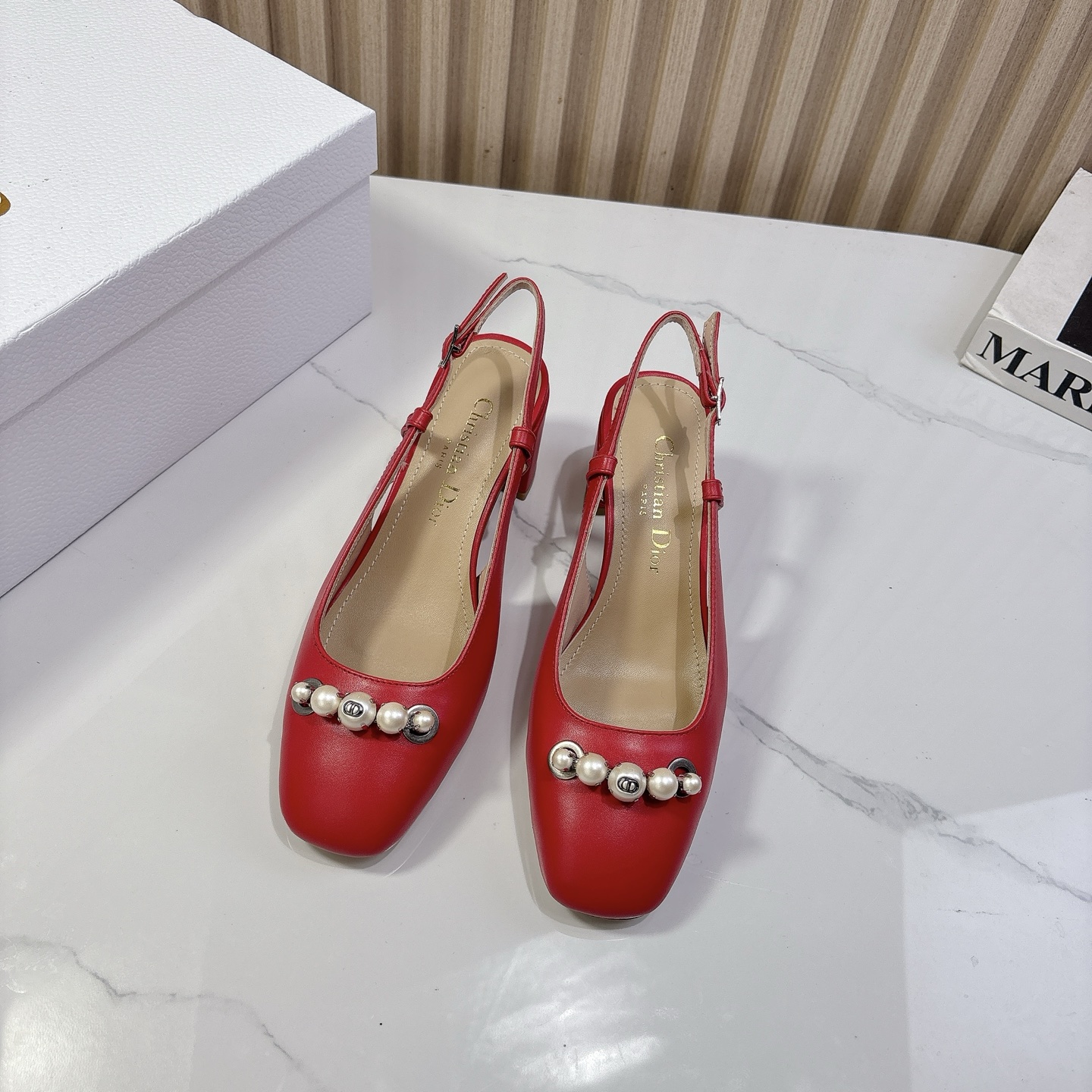 NO:224609,Dior*Dior 2025vs new single shoe series... [Pearl chain short single shoe] Original purchase and development!  Perfectly restore the last-shaped details of this shoe. Imported cow patent leather on the upper and delicate lambskin on the inner foot. Detailed photos and quality are recognized by the details. The temperament of a little woman and a versatile style, and the stunning shoes at a glance... I love you, the imported genuine leather sole from Italy with a five-pointed star!  Original custom cowhide fabric, original custom sheepskin, foot pad, original custom sheepskin, outsole: original Italian leather outsole, heel height 6cm, size 35-39 (40.41 customization, no return and exchange) Packaging original full set of packaging, sandals, dior, dior, sandals, cowhide, sheepskin, Leather soles19860909Dior*迪奥 2025vs新款单鞋系列……【珍珠链后空单鞋】 原版购入开发 ！完美还原这款鞋的楦形细节 鞋面进口牛漆皮 内里垫脚细腻小羊皮,看细节实拍认品质,小小女人名媛气质百搭款,一眼惊艳的鞋子…. 爱了爱了,意大利进口真皮大底带五角星标！ 面料原版定制牛皮 内里原版定制羊皮 垫脚原版定制羊皮 大底: 原版意大利真皮大底 跟高6cm 码数35-39（40.41定制不退换） 包装原版全套包装,凉鞋,dior,dior,sandals,cowhide,sheepskin,Leather soles,Women's Shoes