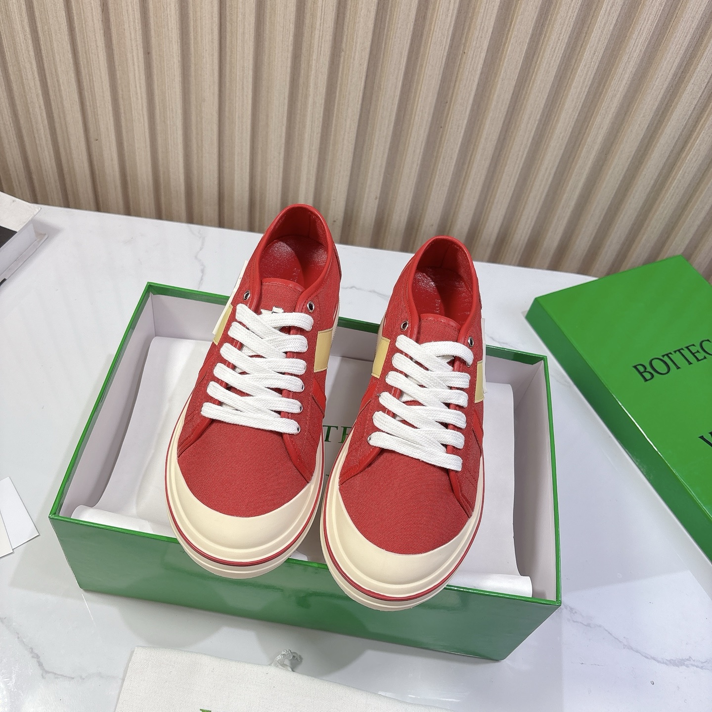 NO:256889,vs Spring and summer casual series... BV's new Eliot is inspired by retro basketball shoes, and the childlike colors are youthful and energetic! The same style for men and women, you can wear couple shoes. The whole shoe is breathable and comfortable, the canvas upper is lightweight, and the upper is spliced ​​with soft and luxurious sheepskin inlay. The red line on each shoe is hand-painted, which is more tasteful and attitude! Original custom fabric, original custom fabric, original injection molding of foot pads, original open mold rubber outsole, size 35-39 (customized by women 40), casual shoes/sports shoes, bottega veneta, sneakers, sheepskin19860909vs 春夏休闲系列…… BV全新的 Eliot 以复古篮球鞋为设计灵感,童趣 的色彩焕发青春活力!男女同款,可以做情侣鞋穿着哦 整个鞋子透气舒适,帆布鞋面自重轻盈,鞋帮 拼接处以柔软奢华的羊皮镶嵌包裹 每只鞋边的红线均为手工绘画,更具品味与态度喔! 面料原版定制帆布 内里原版定制布料 垫脚原版注塑成型 大底原版开模橡胶大底 码数35-39（女40定制）,休闲鞋/运动鞋,bottega veneta,sneakers,sheepskin,Women's Shoes