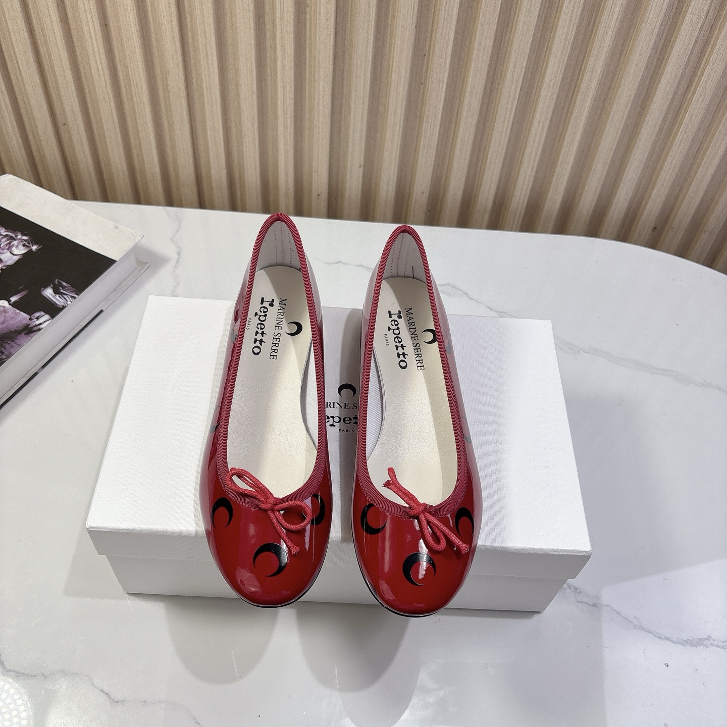 NO:256886,Marine serre x Repetto co-branded single shoe series... [crescent print low-heel single shoe] The moon logo is printed inside the toe and insole!  It feels comfortable and slimming on your feet. It looks good with whatever you want!  Fairies, limited edition (limited quantity) original imported patent leather fabric, original custom sheepskin inner lining, original custom sheepskin foot pad original custom sheepskin outsole Italian genuine leather outsole heel height 2.5CM original full set of packaging Size: 35-39 (40. Customized, non-return and exchange), single shoes, Mary Jane, sheepskin, Leather soles19860909Marine serre x Repetto联名款单鞋系列…【月牙印花低跟单鞋】 鞋头和鞋垫里面都印了月亮的标志！ 上脚脚感舒适显瘦 配啥啥好看哈！ 仙女们冲 限量款（数量有限） 面料原版进口漆皮 内里原版定制羊皮 垫脚原版定制羊皮 大底意大利真皮大底 跟高2.5CM 包装原版全套包装 码数: 35-39（40.定制不退换）,单鞋玛丽珍,mary jane,sheepskin,Leather soles,Women's Shoes