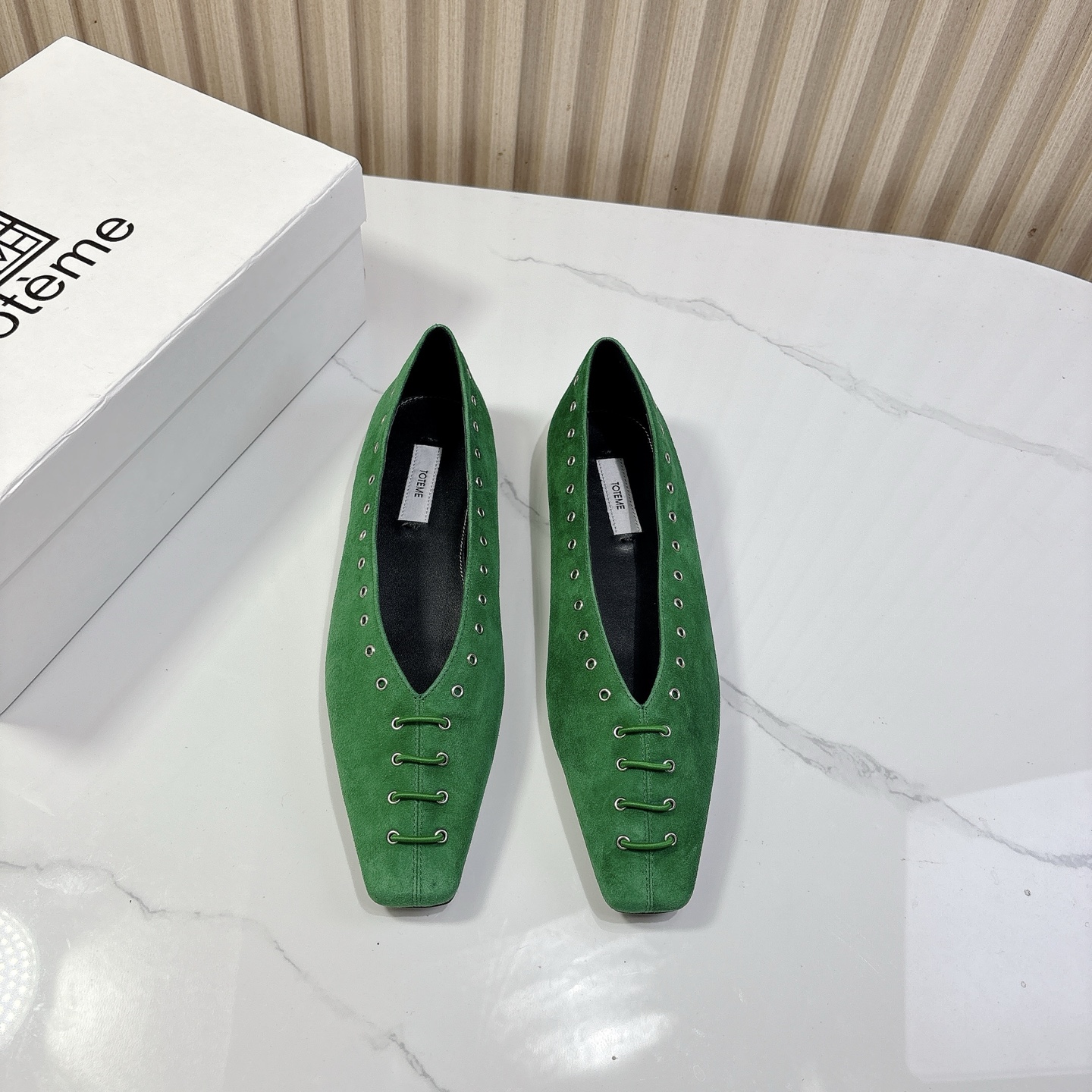 NO:256883,Exclusive heavy-duty purchasing level Toteme /aw Spring and summer new single shoe series... [Small square toe flat shoes] The original version is one to one to create comfort and wrapping. It is full of personality and easy to control various styles of clothes... Upper: Original custom sheep lining Inner: Original custom sheepskin foot pad: Original custom sheepskin Outsole: Original Italian leather outsole Heel height: Flat sole Size: 35-39 (40 customization without return and exchange), single shoes, sheepskin, sheep, Leather soles19860909独家重磅代购级别 Toteme /aw 春夏新款单鞋系列……【小方头平底单鞋】 原版一比一打造舒适度、包裹性都比较好.个性十足,很好驾驭各种风格衣服搭配…… 鞋面:原版定制羊猄 内里:原版定制羊皮 垫脚:原版定制羊皮 大底:原版意大利真皮大底 跟高:平底 码数:35-39（40定制不退换）,单鞋,sheepskin,sheep,Leather soles,Women's Shoes