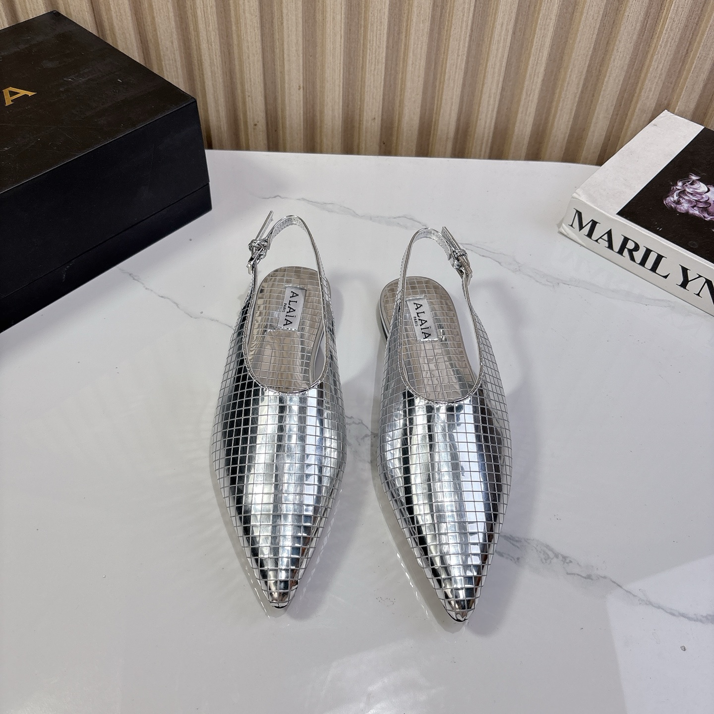 NO:256879,Niche ALAIA vs Spring single shoe series... [Pointed toe flat single shoe] Needless to say, this brand is one of the most popular brands in the past two years, and almost everyone in the blogger has a pair!  The spring season is coming, so I recommend this casual and design-oriented slipper. I feel like this flip flop is about to be popular!  Whether it is paired with jeans, linen leg pants or skirts, it can be very eye-catching!  A pair must be purchased!  Fabric: Custom patent leather Inner: Custom sheepskin Finger pad: Custom sheepskin Outsole: Original molded genuine leather outsole Size: 35-39 (40. Customized without return or exchange), sandals, alaia, sandals, slippers, skirts, jeans, sheepskin, Leather soles19860909小众ALAIA vs春季单鞋系列……【尖头平底单鞋】 这品牌这不用多说,是近两年最火之一的品牌,几乎博主人手一双！ 春天的季节就要到了,推荐这款随性又不乏设计感的拖鞋,这款人字拖鞋我感觉即将要爆火！ 无论是配牛仔裤,亚麻腿裤还是裙子都可以很亮眼！必须入手一双！ 面料:定制漆皮 内里:定制羊皮 垫脚:定制羊皮 大底:原版开模真皮大底 码数:35-39（40.定制不退换）,凉鞋,alaia,sandals,slippers,skirts,jeans,sheepskin,Leather soles,Women's Shoes