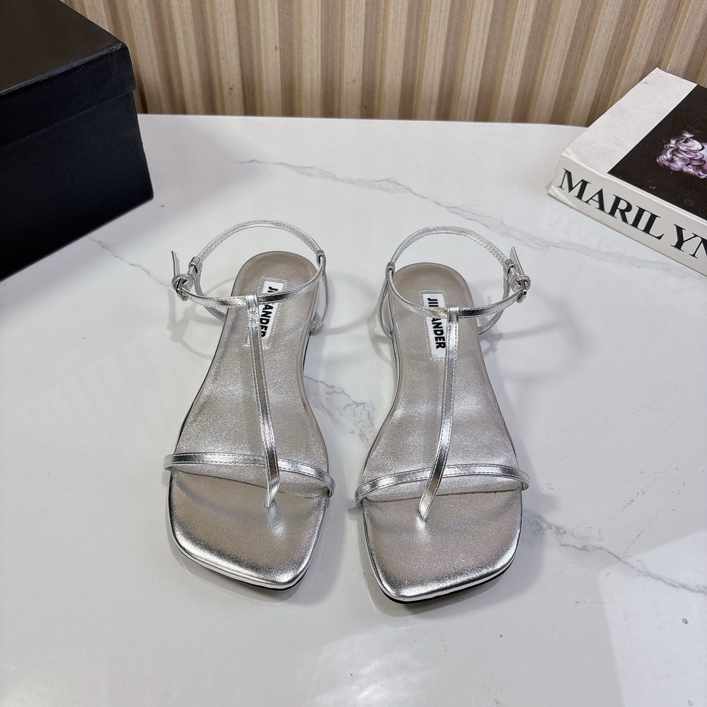 NO:256871,JIL*SANDE*Jil*Sanda vs Spring and Summer New Sandal Series... [Round Toe Flat Sandals] Minimalist toe-toe, a must-have for fashionable essence that must not be missed. There is no complicated decoration, excellent texture, pure and minimalist, neat and poetic, super versatile and not easy to wear... Fabric: Original custom sheepskin Inner: Original custom sheepskin Foot pad: Original custom sheepskin Outsole: Original imported genuine leather outsole Heel height: Flat sole Packaging: Original full set of packaging Size: 35-39 (40 custom made no return or exchange), split-toe shoes, jil sander, sandals, sheepskin, Leather soles19860909JIL*SANDE*吉尔*桑达vs春夏新款凉鞋系列……【圆头平底凉鞋】 极简主义当头编制,时髦精绝对不能错过的必入款,没有任何繁杂装饰,质感极好的vintage感,纯粹和极简做得利落又诗意 超级百搭不易装款…… 面料:原版定制羊皮 内里:原版定制羊皮 垫脚:原版定制羊皮 大底:原版进口真皮大底 跟高:平底 包装:原版全套包装 码数:35-39（40定做不退换）,分趾鞋,jil sander,sandals,sheepskin,Leather soles,Women's Shoes