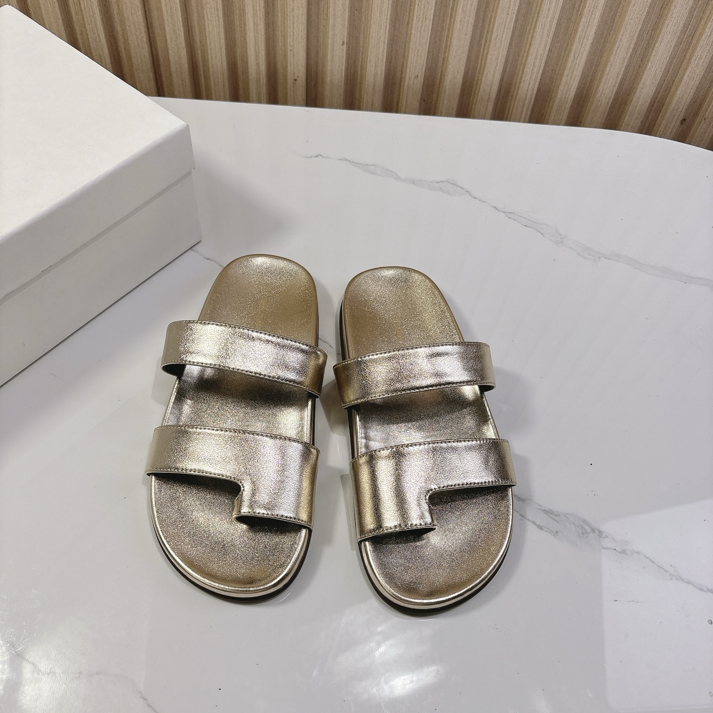 NO:256875,THE ROW niche trendy brand 25vs spring and summer new series... [Round head flat-soled sandals] The original one-to-one creates comfort and wrapping. It is full of personality and is easy to control various styles of clothes... Fabric: Original custom sheepskin Inner: Original custom sheepskin Foot pad: Original custom sheepskin Outsole: Original custom TPU outsole Packaging: Original full set of packaging, size: 35-39 (40. Customized size without return or exchange), split-toed shoes, sheepskin19860909THE ROW小众潮牌25vs春夏新款系列……【圆头平底凉拖】 原版一比一打造舒适度、包裹性都比较好.个性十足,很好驾驭各种风格衣服搭配…… 面料:原版定制羊皮 内里:原版定制羊皮 垫脚:原版定制羊皮 大底:原版定制TPU大底 包装:原版全套包装, 码数:35-39（40.码定制不退换）,分趾鞋,sheepskin,Women's Shoes