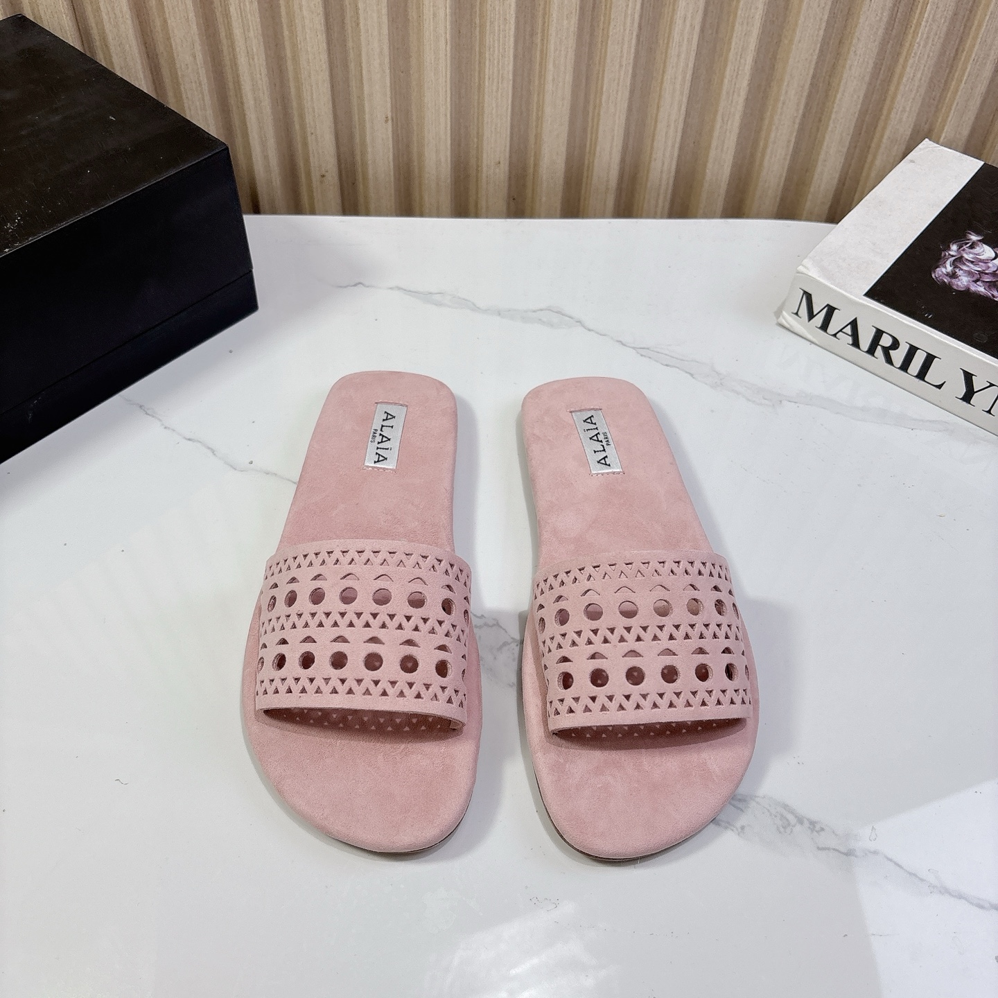 NO:256867,Niche ALAIA vs Spring Sandwich Series... [Round head flat bottom Sandwich] Needless to say, this brand is one of the most popular brands in the past two years, and almost everyone in the bloggers have a pair of them!  The spring season is coming, so I recommend this casual and design-oriented slipper. I feel like this flip flop is about to be popular!  Whether it is paired with jeans, linen leg pants or skirts, it can be very eye-catching!  A pair must be purchased!  Fabric: Customized sheepskin Inner: Customized sheepskin Foot pad: Customized sheepskin Outsole: Original molded genuine leather outsole Size: 35-39 (40. Customized without return or exchange), slippers, alaia, slippers, skirts, jeans, sheepskin, Leather soles19860909小众ALAIA vs春季凉拖系列……【圆头平底凉拖】 这品牌这不用多说,是近两年最火之一的品牌,几乎博主人手一双！ 春天的季节就要到了,推荐这款随性又不乏设计感的拖鞋,这款人字拖鞋我感觉即将要爆火！ 无论是配牛仔裤,亚麻腿裤还是裙子都可以很亮眼！必须入手一双！ 面料:定制羊皮 内里:定制羊皮 垫脚:定制羊皮 大底:原版开模真皮大底 码数:35-39（40.定制不退换）,拖鞋,alaia,slippers,skirts,jeans,sheepskin,Leather soles,Women's Shoes