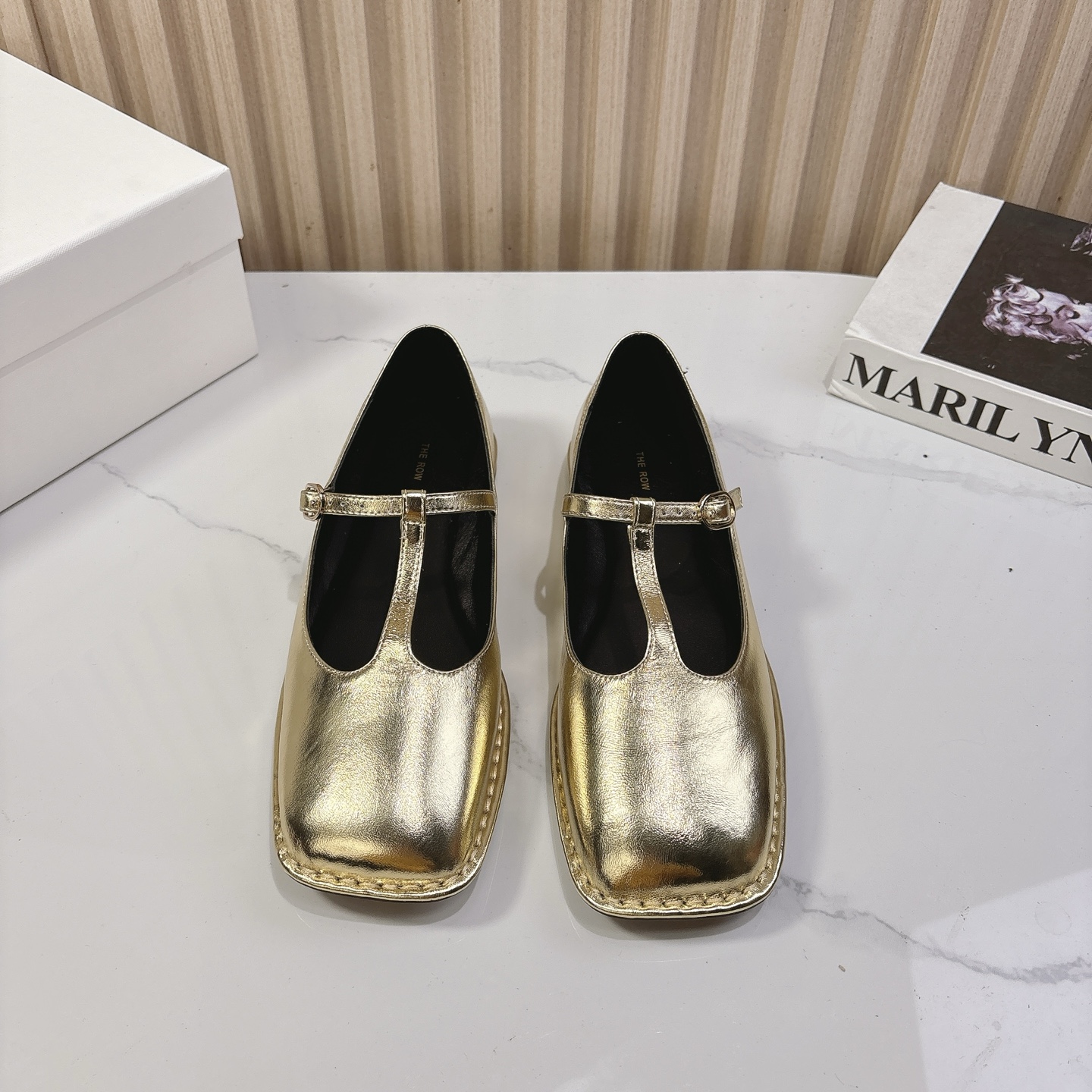 NO:262432,THE ROW niche trendy brand 25vs spring and summer new series... [Square-toe flat shoes] The original version is one to one to create comfort and wrapping. It is full of personality and easy to control various styles of clothes... Fabric: Original custom sheepskin Inner: Original custom sheepskin Foot pad: Original custom sheepskin Outsole: Italian genuine leather outsole Packaging: Original full packaging, Size: 35-39 (40. Customized size without return and exchange), single shoes, sheepskin, Leather soles19860909THE ROW小众潮牌25vs春夏新款系列……【方头平底单鞋】 原版一比一打造舒适度、包裹性都比较好.个性十足,很好驾驭各种风格衣服搭配…… 面料:原版定制羊皮 内里:原版定制羊皮 垫脚:原版定制羊皮 大底:意大利真皮大底 包装:原版全套包装, 码数:35-39（40.码定制不退换）,单鞋,sheepskin,Leather soles,Women's Shoes