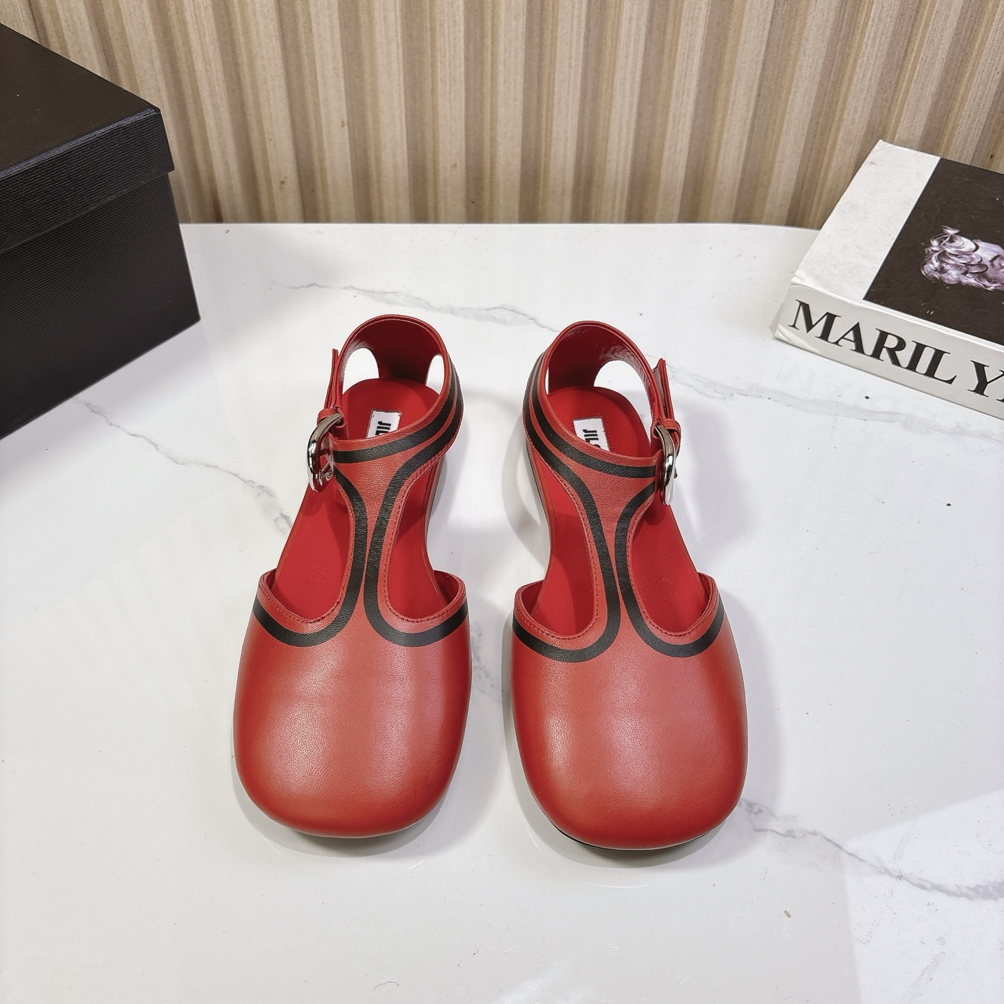 NO:262424,JIL*SANDE*Jil*Sanda 2025vs Spring and Summer New Single Shoes Series... [Belt Buckle Flat Shoes] Minimalist crafting, a must-have for fashionable beauty that must not be missed. There is no complicated decoration, excellent texture, pure and minimalist, neat and poetic, super versatile and not easy to wear... Fabric: Original custom sheepskin Inner: Original custom sheepskin Foot pad: Original custom sheepskin Outsole: Original imported genuine leather sole Packaging: Original full set of packaging Size: 35-39 (40 custom made no return or exchange), single shoes, jil sander, sheepskin, Leather soles19860909JIL*SANDE*吉尔*桑达2025vs春夏新款单鞋系列……【皮带扣平底单鞋】 极简主义当头编制,时髦精绝对不能错过的必入款,没有任何繁杂装饰,质感极好的vintage感,纯粹和极简做得利落又诗意 超级百搭不易装款…… 面料:原版定制羊皮 内里:原版定制羊皮 垫脚:原版定制羊皮 大底:原版进口真皮大底 包装:原版全套包装 码数:35-39（40定做不退换）,单鞋,jil sander,sheepskin,Leather soles,Women's Shoes