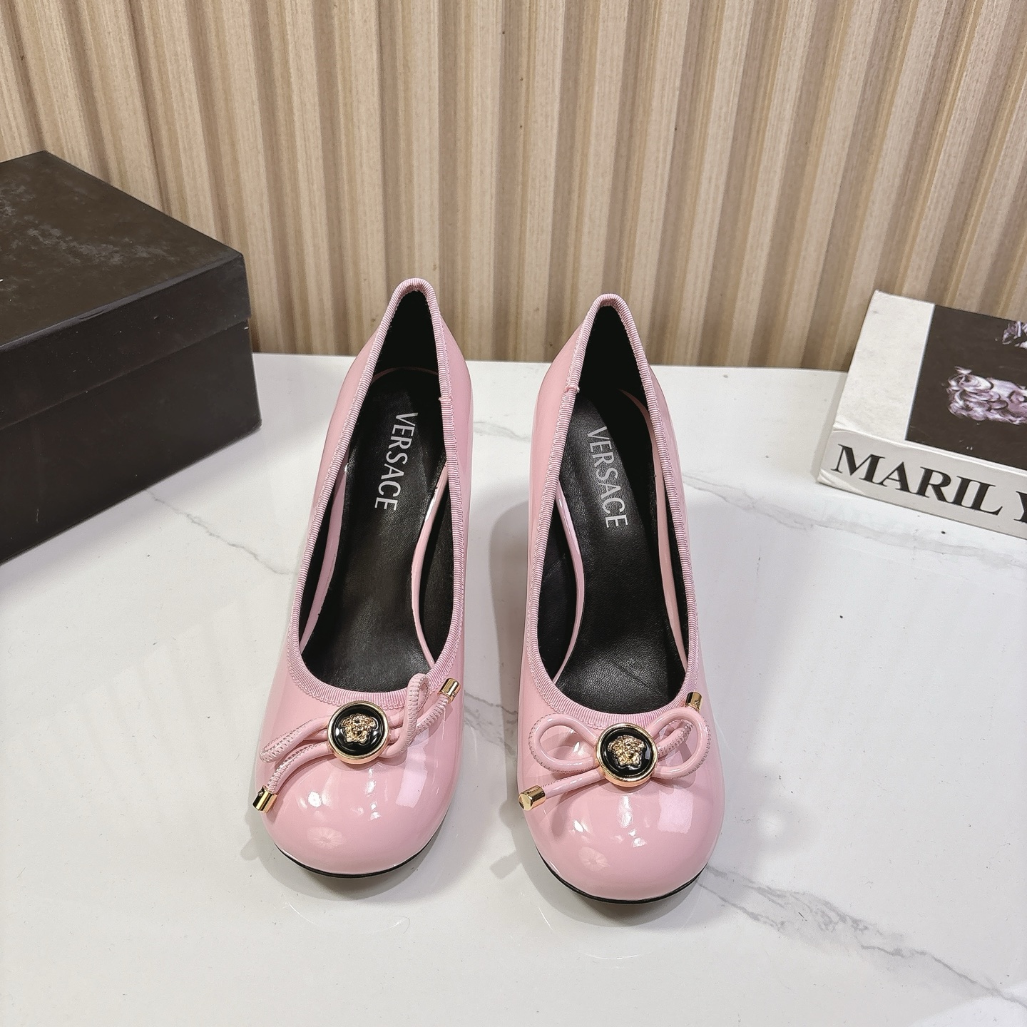 NO:262426,Versace 2025 vs new single shoe series... [Round toe button single shoe] YB consistent original shoe development model. Major fashion bloggers and celebrities, Internet celebrities, have already paired it. Such outstanding beauty is unforgettable!  Original custom patent leather fabric, original custom sheepskin inner lining, original custom sheepskin foot pad original custom sheepskin outsole: original imported genuine leather outsole heel height 7.5cm, size 35-39 (40. Customized without return and exchange), single shoes, versace, versace, sheepskin, Leather soles19860909Versace范思哲2025vs新款单鞋系列……【圆头标扣单鞋】 YB一致原鞋开发楦型 各大时尚博主及明星、网红、已经人手一对,如此出众的美,让人过目不忘！ 面料原版定制漆皮 内里原版定制羊皮 垫脚原版定制羊皮 大底: 原版进口真皮大底 跟高7.5cm 码数35-39（40.定制不退换）,单鞋,versace,versace,sheepskin,Leather soles,Women's Shoes