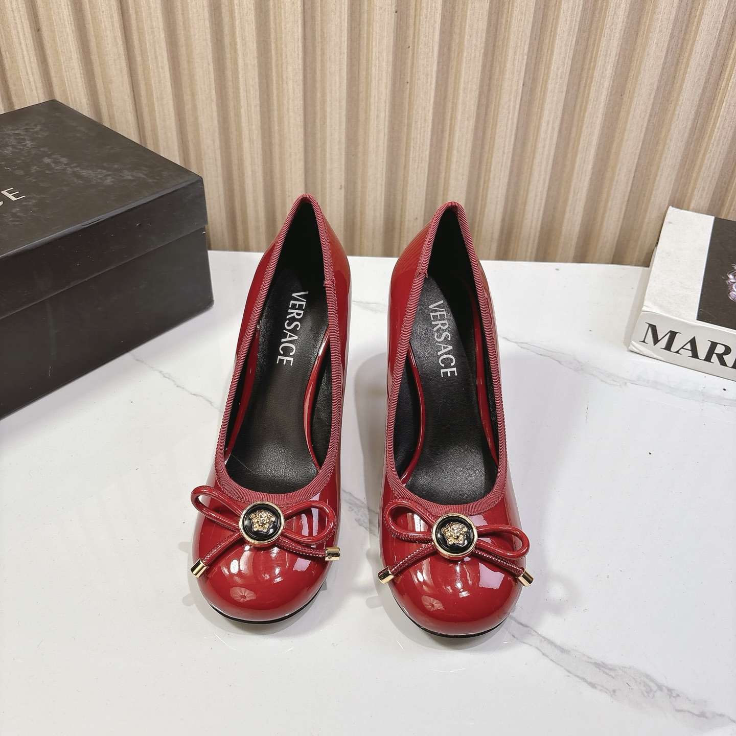 NO:262428,Versace 2025 vs new single shoe series... [Round toe button single shoe] YB consistent original shoe development model. Major fashion bloggers and celebrities, Internet celebrities, have already paired it. Such outstanding beauty is unforgettable!  Original custom patent leather fabric, original custom sheepskin inner lining, original custom sheepskin foot pad, outsole: original imported genuine leather outsole, heel height 7.5cm, size 35-39 (40. Customization is not replaced), single shoes, versace, versace, sheepskin, Leather soles19860909Versace范思哲2025vs新款单鞋系列……【圆头标扣单鞋】 YB一致原鞋开发楦型 各大时尚博主及明星、网红、已经人手一对,如此出众的美,让人过目不忘！ 面料原版定制漆皮 内里原版定制羊皮 垫脚原版定制羊皮 大底: 原版进口真皮大底 跟高7.5cm 码数35-39（40.定制不换）,单鞋,versace,versace,sheepskin,Leather soles,Women's Shoes