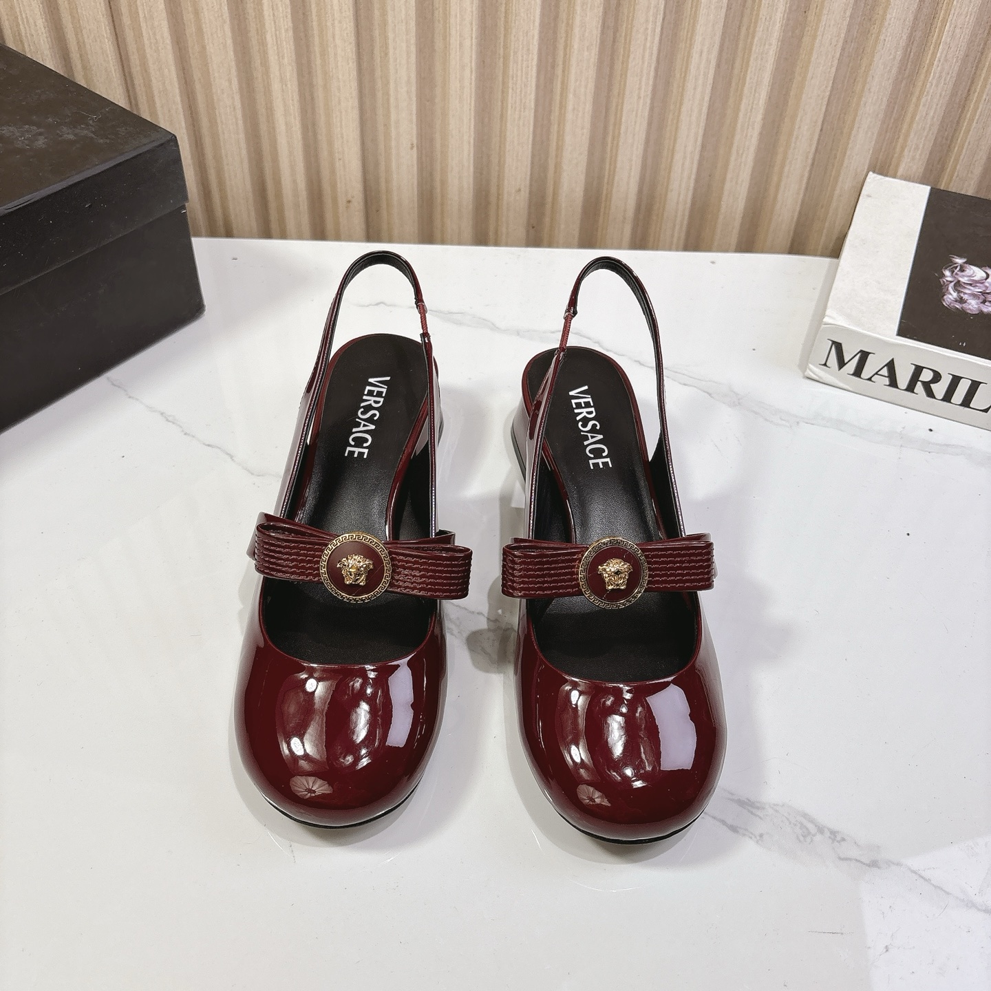 NO:262430,Versace 2025 vs new single shoe series... [Round toe short single shoe] YB consistent original shoe development model. Major fashion bloggers and celebrities, Internet celebrities, have already paired it. Such outstanding beauty is unforgettable!  Original custom patent leather fabric, original custom sheepskin inner lining, original custom sheepskin foot pad original custom sheepskin outsole: original imported genuine leather outsole heel height 3.0cm, size 35-39 (40. Customized without return and exchange), single shoes, versace, versace, sheepskin, Leather soles19860909Versace范思哲2025vs新款单鞋系列……【圆头后空单鞋】 YB一致原鞋开发楦型 各大时尚博主及明星、网红、已经人手一对,如此出众的美,让人过目不忘！ 面料原版定制漆皮 内里原版定制羊皮 垫脚原版定制羊皮 大底: 原版进口真皮大底 跟高3.0cm 码数35-39（40.定制不退换）,单鞋,versace,versace,sheepskin,Leather soles,Women's Shoes