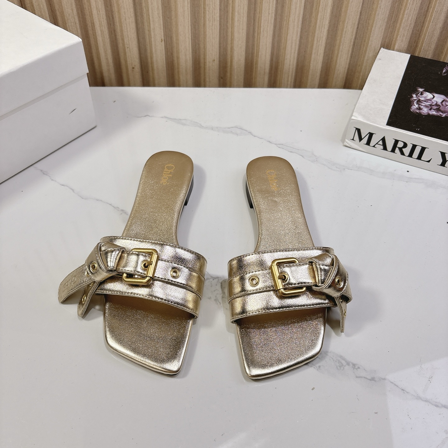 NO:262418,Chloe 2025 early spring new sandals series [Belt buckle flat bottom sandals] The long-lost minimalist beauty in the fashion industry, classic and fashionable color scheme, effortless elegant style coming, fashionable, exquisite and beautiful!  Fashionable and simple new style of daily slippers, beautiful and high-end slippers!  Very nice to wear!  Fabric: Original custom cowhide Inner: Custom original sheepskin Finger pad: Custom original sheepskin Outsole: Original Italian genuine leather outsole Heel height 1.0cm Size 35-39 (40. Customized non-return and exchange), slippers, chloe, loewe, slippers, cowhide, sheepskin, Leather soles19860909Chloe 蔻依 2025早春新款凉拖系列【皮带扣平底凉拖】 时尚界久违的极简之美 经典时尚配色 毫不费力的优雅风来袭 时髦 精致 绝美 ！ 时尚气质简约新款日常拖鞋美出高级感拖鞋！上脚超好看！ 面料:原版定制牛皮 内里:定制原版羊皮 垫脚:定制原版羊皮 大底:原版意大利真皮大底 跟高1.0cm 码数35-39（40.定制不退换）,拖鞋,chloe,loewe,slippers,cowhide,sheepskin,Leather soles,Women's Shoes