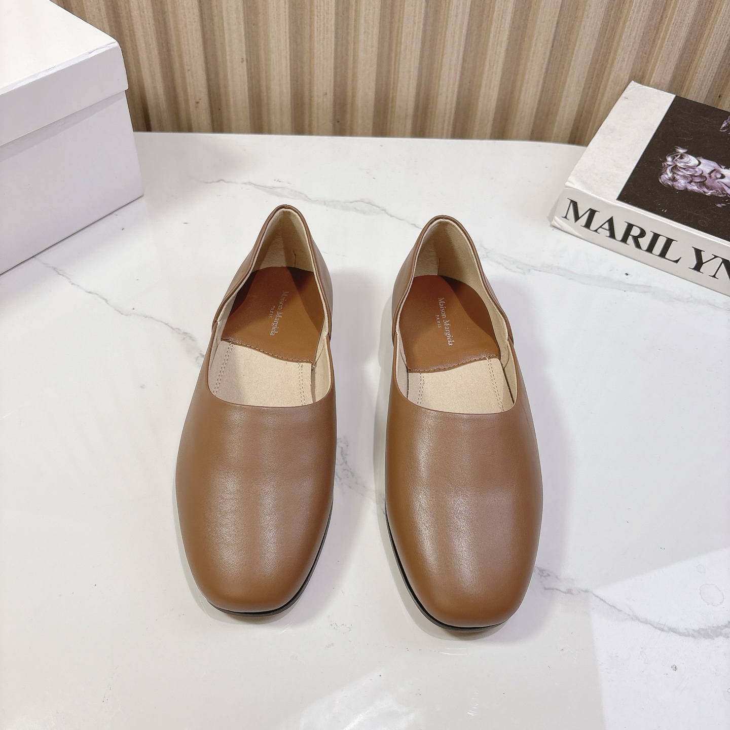 NO:262398,Maison Margiela 25VS new single shoe series... [Round toe flat shoes] The original version is one to one to create comfort and wrapping. It is full of personality and easy to control the matching of various styles of clothes... Fabric imported customized cowhide, imported customized microfiber velvet, footbed imported customized microfiber velvet, outsole original Italian leather outsole, packaging original full set of packaging Size 35-39 (for women 40 customization, no return or exchange), single shoes, masion margiela, cowhide, sheepskin, Leather soles19860909Maison Margiela马吉拉25VS 新款单鞋系列…【圆头平底单鞋】 原版一比一打造舒适度、包裹性都比较好.个性十足,很好驾驭各种风格衣服搭配…… 面料进口定制牛皮 内里进口定制超纤绒 垫脚进口定制超纤绒羊皮 大底原版意大利真皮大底 包装原版全套包装 码数35-39（女40定制不退换）,单鞋,masion margiela,cowhide,sheepskin,Leather soles,Women's Shoes