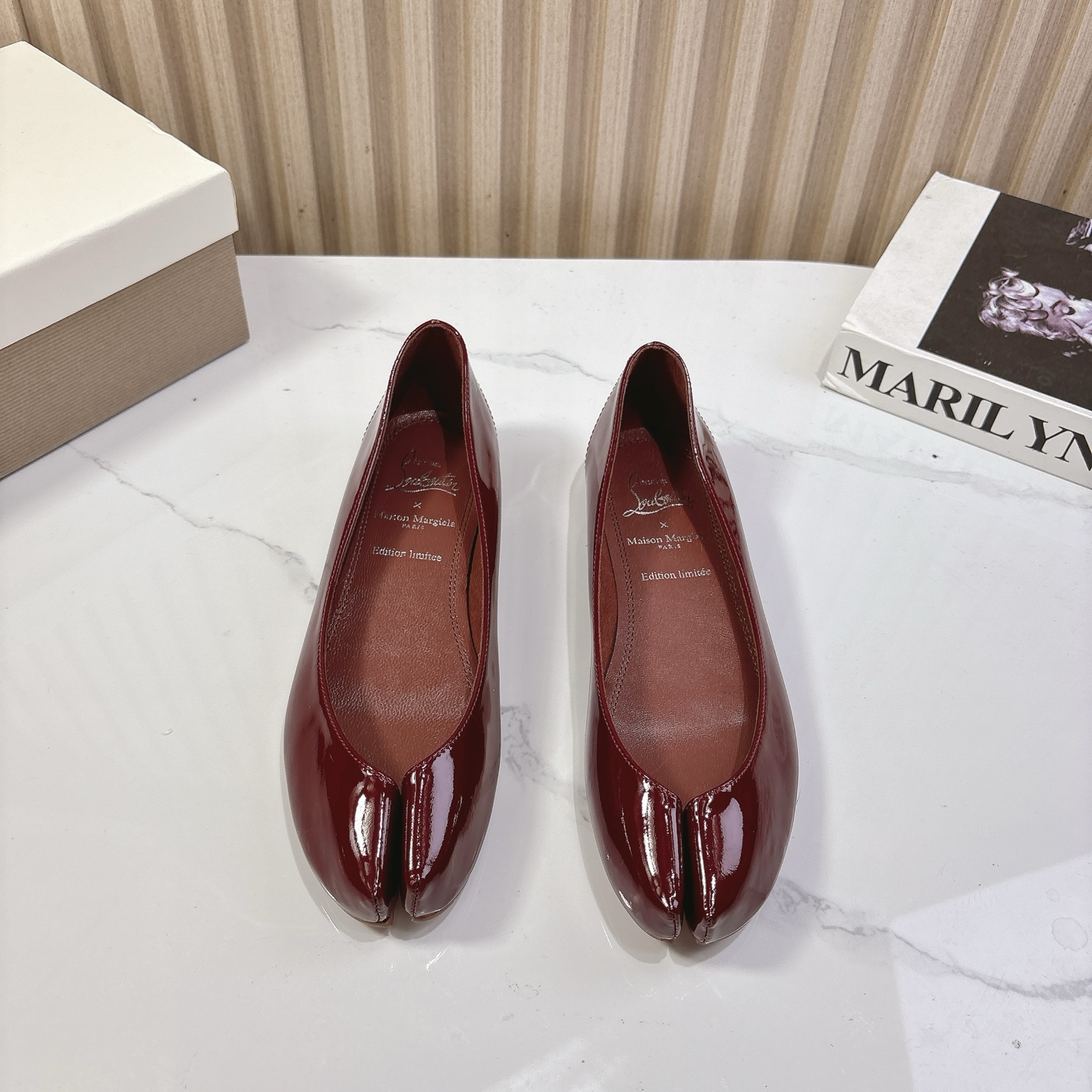 NO:262395,MM6 Magila x CL red sole shoes, co-branded single shoe series... [Split toe flat shoes] 2025ss new product recently super flat toe Mary Jane single shoe ballet shoes, needless to say, it will definitely be very comfortable. Silhouette The ingenious materials and contrasting materials are all MM6 Magila, the feature worth looking forward to. Fabric imported custom beef patent leather, inner imported custom microfiber velvet, footbed imported custom sheepskin, outsole original rubber outsole, packaging original full set of packaging, size 35-39 (for women 40.41 customization, no return or exchange), split toe shoes, christian louboutin, christian louboutin, masion margiela, masion margiela, maison margiela, mary jane, sheepskin19860909MM6马吉拉 x CL红底鞋 联名款单鞋系列..【分趾平底单鞋】 2025ss新品最近超级的平底分趾玛丽珍单鞋芭蕾舞鞋 舒适度不用说 肯定会很舒服的 廓形 独具匠心的用料和对比材质的拼贴均是 MM6 马吉拉,值得期待的特色 面料进口定制牛漆皮 内里进口定制超纤绒 垫脚进口定制羊皮 大底原版橡胶大底 包装原版全套包装 码数35-39（女40.41定制不退换）,分趾鞋,christian louboutin,christian louboutin,masion margiela,masion margiela,mary jane,sheepskin,Women's Shoes