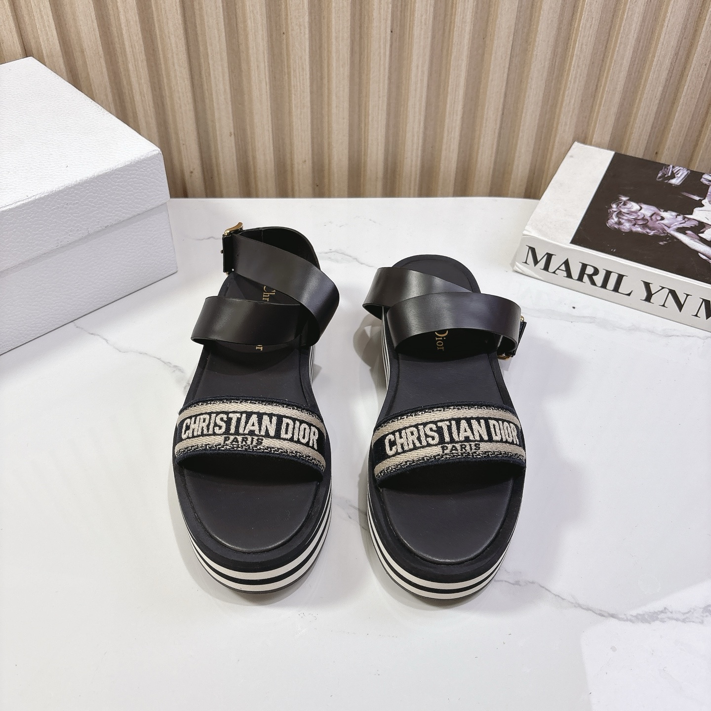 NO:262420,Dior 25ss Spring and Summer New IVIETA DWAY Flat-soled Flip-slip sandals Original development top version CD letter logo three-dimensional embroidered thick-soled round toe slippers Soft and delicate feet, extremely comfortable, imported upper raffia grass electric embroidery high temperature water-soluble cotton technology fabric water-dyed cowhide footbed inside original uniform combination sole size 35-41 (customized for 40.41), sandals, dior, dior, sandals, slippers, cowhide19860909Dior迪奥 25ss春夏新款 IVIETA DWAY 平底一字拖鞋 凉鞋 原版开发市面顶级版本 CD字母logo立体刺绣厚底圆头露趾拖鞋 脚感柔软细腻 舒适度极高 鞋面进口酒椰草电绣高温水溶棉质科技面料 水染牛皮垫脚内里 原版一致组合大底 码数35-41（40.41定做）,凉鞋,dior,dior,sandals,slippers,cowhide,Women's Shoes