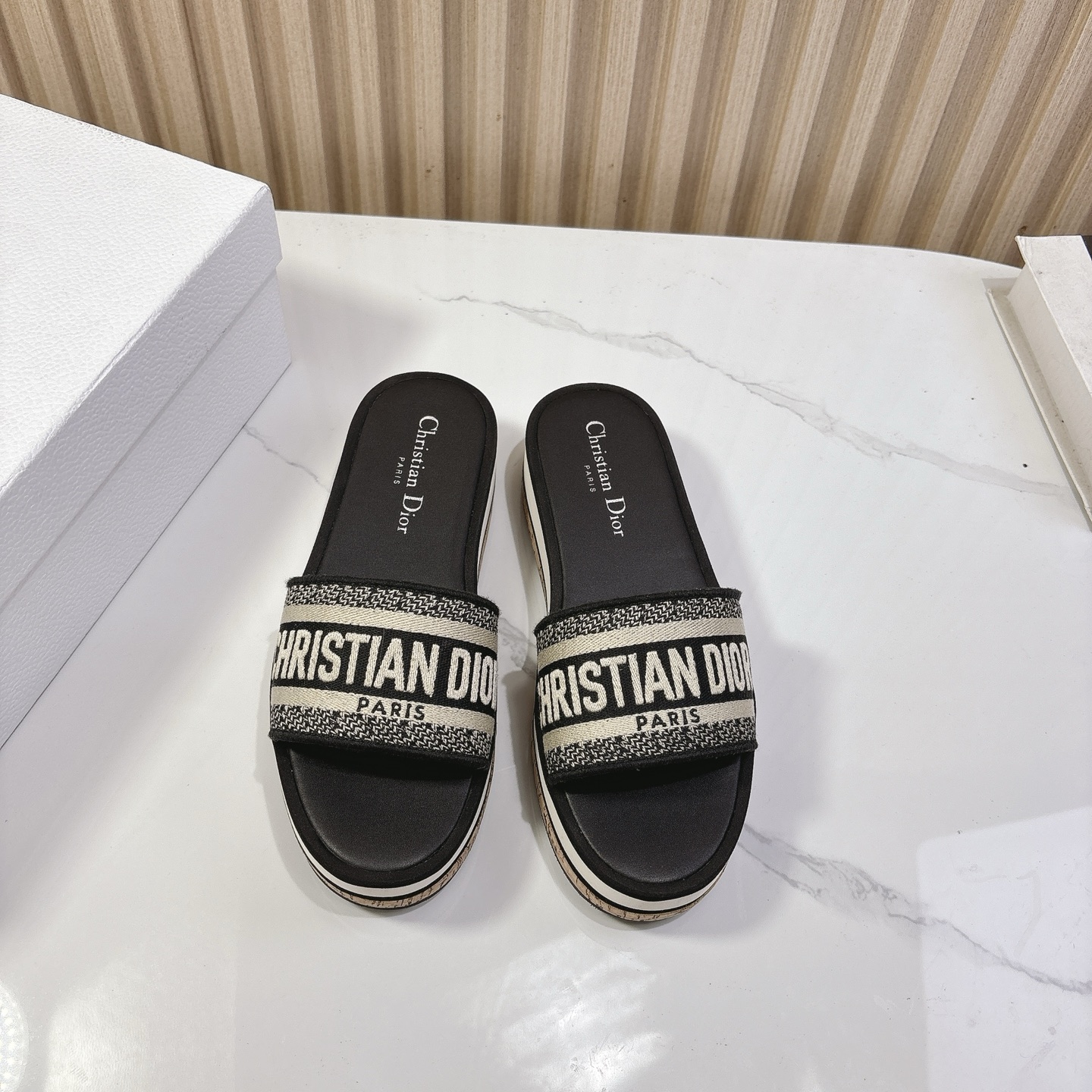 NO:262411,Dior 25ss Spring and Summer New IVIETA DWAY Flat-soled Flip-slip sandals Original development top version CD letter logo three-dimensional embroidered thick-soled round toe slippers, soft and delicate feet, extremely comfortable, imported upper raffia electric embroidered high temperature water-soluble cotton technology fabric water-dyed cowhide footbed inside original uniform combination sole size 35-41 (customized for 40.41), slippers, dior, dior, sandals, slippers, cowhide19860909Dior迪奥 25ss春夏新款 IVIETA DWAY 平底一字拖鞋 凉鞋 原版开发市面顶级版本 CD字母logo立体刺绣厚底圆头露趾拖鞋 脚感柔软细腻 舒适度极高 鞋面进口酒椰草电绣高温水溶棉质科技面料 水染牛皮垫脚内里 原版一致组合大底 码数35-41（40.41定做）,拖鞋,dior,dior,sandals,slippers,cowhide,Women's Shoes