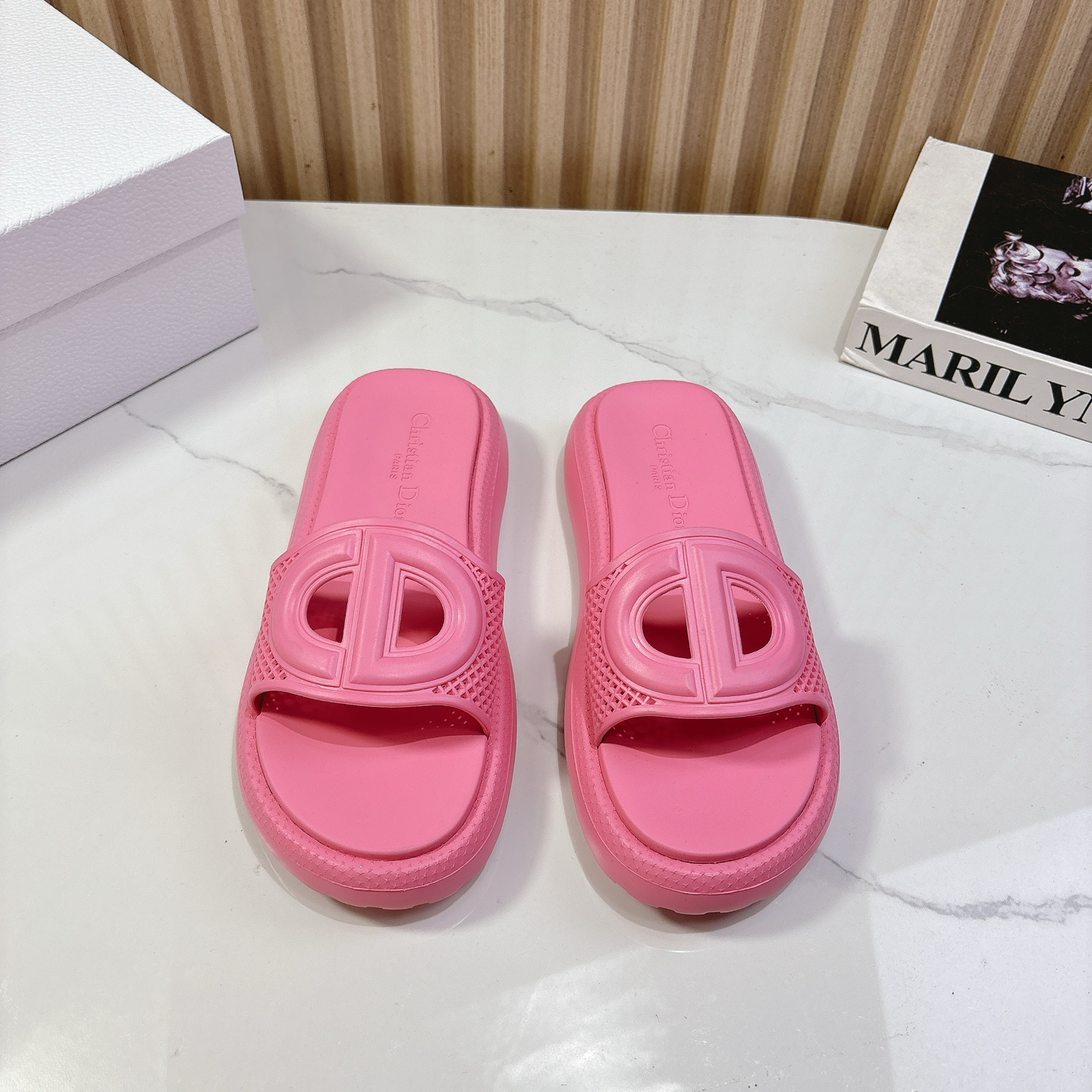 NO:262414,Dior's latest 2025 spring latest thick-soled wide-version slippers 1. Buy the original version, the shoe sole lace mold is the best to make with 1:1 mold opening, heavy-duty single-size single-mode, no change in size, soft and comfortable, full of details!  2. The popular internet celebrity model, the original mold on the inner side of the shoelace is privately printed and coded, full of details, and everyone has a pair of essentials. The first choice for LSP 3. Material: TPU IP vacuum foaming, IP sprays with ultra-light large sole, which is lighter and more comfortable than the original, and is integrated, and is lighter and more comfortable than the original!  size:36-41, slippers, dior, slippers19860909Dior最新2025春季最新款厚底宽版拖鞋 1. 购入原版,鞋子鞋底鞋带模具1:1开模最好制作,重金单码单模,不改码数,柔软舒适,细节满满！ 2.网红大爆款 ,鞋带内侧原版模具私印编码,细节感满满,必备人手一双 ,LSP首选款 3. 材质: TPU IP真空发泡,IP射出超轻大底,比原版更轻便舒适,一体成型,比原版更轻便舒适！size:36-41,拖鞋,dior,slippers,Women's Shoes