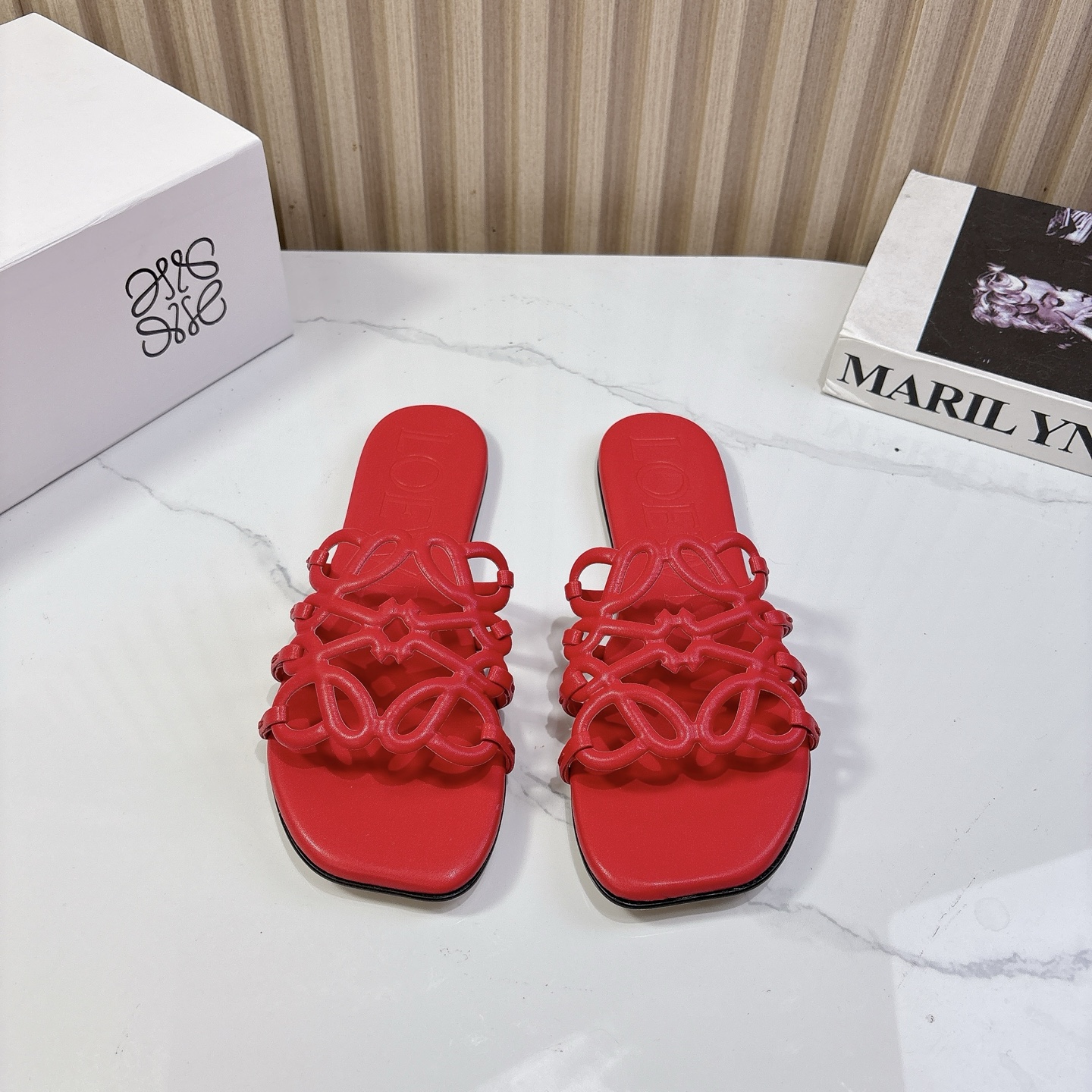 NO:262417,The latest Loewe 25 model has the upper made of the brand's iconic braided logo, which is unique and eye-catching, highlighting the brand's style. The three colors of black, white and brown are classic and elegant, suitable for a variety of styles. High-quality leather material, soft touch. Flat-soled design, comfortable walking Size 35-41, slippers, loewe, loewe, slippers19860909Loewe罗意威25最新款,鞋面以品牌标志性编织Logo打造,独特吸睛,彰显品牌格调.黑白棕三色经典大气,适配多种风格穿搭.优质皮革材质,触感柔软.平底设计,行走舒适 Size 35-41,拖鞋,loewe,loewe,slippers,Women's Shoes