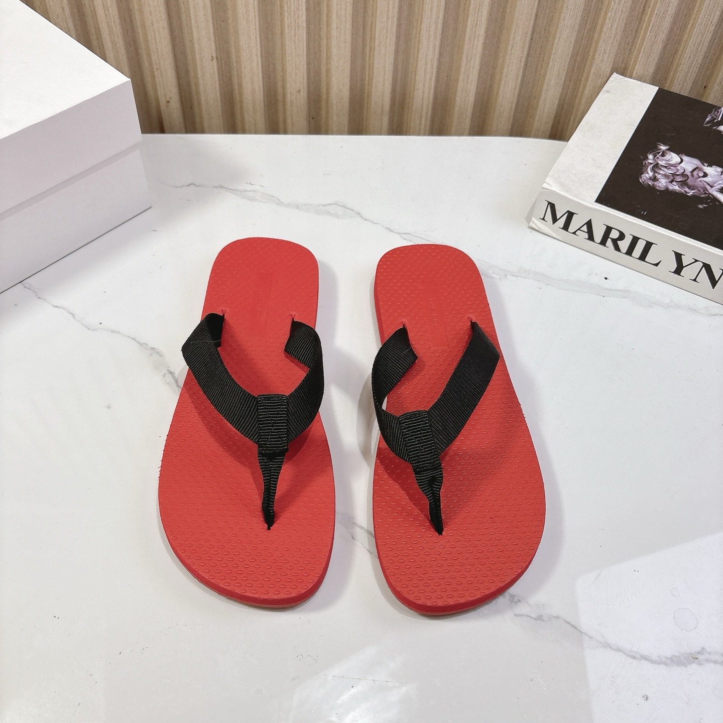 NO:262408,THE ROW spring and summer flat slippers will be very popular and will immediately amazed your TR slippers. Even if you close your eyes, you won’t regret everything is so just right!  (Customized color·absolutely correct!) Special fabric on the upper, inner rubber, high flat sole, size 35-39 (40 can be customized without return and exchange) (full package), split-toe shoes, slippers19860909THE ROW春夏平底拖鞋大热上脚马上会惊艳到你的一款TR拖鞋闭眼入都不会后悔一切那么恰到好处！（定制颜色·绝对正确！） 鞋面特殊布料 内里橡胶 跟高平底 码数35-39（40可定做不退换）（全套包装）,分趾鞋,slippers,Women's Shoes