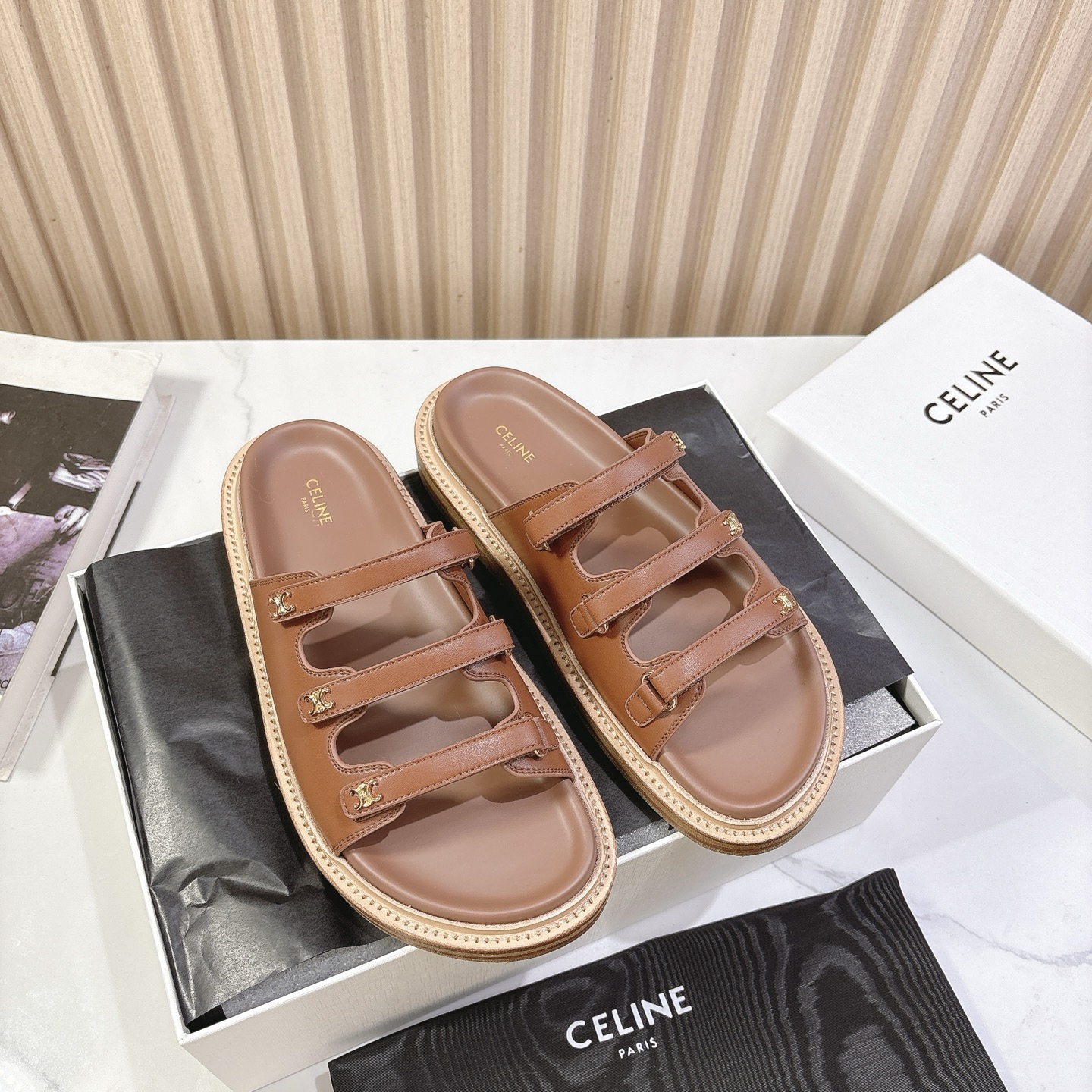 NO:262405,C*eline Sai*lin 2025vs Spring and Summer Planting Grass Latest Popular Sandals Series... [Sponge Cake Thick-soled Sandals] Summer paired with socks, it is simply amazing. The retro point is full of fashionable looks. The original version is purchased and developed, and the highest output is restored. The original customized retro feel is restored... Fabric: Original customized cowhide Inner: Original customized cowhide Outsole Outsole Packaging: Original full set of packaging Size: 35-40 (34.40.41.42 Customized without return or exchange), slippers, sandals, slippers, cowhide, socks19860909C*eline赛*琳2025vs春夏种草 最新爆款凉鞋系列…【松糕厚底凉拖】 夏天搭配袜子,简直绝绝子了复古的点上带上了满分时髦感颜值绝原版购入开发,依旧最高输出,还原原版定制复古感…… 面料:原版定制牛皮 内里:原版定制牛皮 大底:原版开模耐磨组合大底 包装:原版全套包装 码数:35-40（34.40.41.42定制不退换）,拖鞋,sandals,slippers,cowhide,socks,Women's Shoes