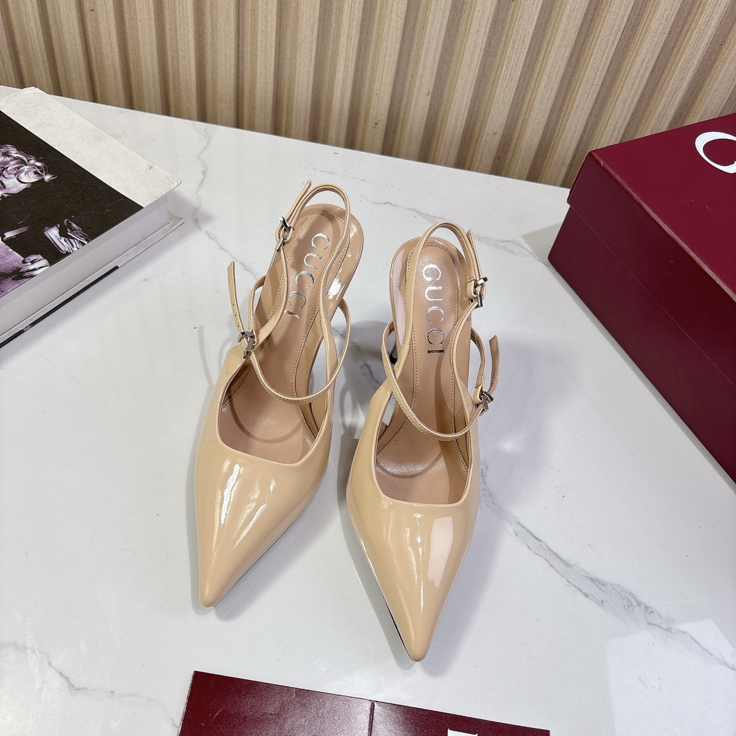 NO:262397,G*ucci Gu*chi 2025vs Spring and Summer latest hit single shoe series... [Pointed toe back short single shoe] Original single quality Original European style, the foot is perfectly worn with this shoe, elegant and elegant, crystal clear, no matter the material of various accessories, it is unique to the home, and it must be made from the original version at zero distance. The entire series is full of exciting and unexpected elements, the quality of different materials, the texture of the skin and the material expression, with a strong artistic atmosphere... Upper: Custom imported patent leather Inner: Custom imported sheepskin Foot pad: Custom imported sheepskin Outsole: Imported Italian original color genuine leather outsole Heel height: 9.5cm Packaging: Original full package Size: 35-39 (40.41.42 Customized without return), high heel sandals, sandals, high  heels sheepskin, Leather soles19860909G*ucci古*驰2025vs春夏最新爆款单鞋系列……【尖头后空单鞋】 原单品质 原汁原味的欧式风格,上脚非常完美穿搭上配此鞋,优雅大方,晶莹剔透,无论种各配件材质,都是家独一比一定制,必到做原版零距离,整系个列都充了满令兴人奋意和外的元结素合,不同材的质,肌的理面的料表现,具有极的浓艺术气息…… 鞋面:定制进口漆皮 内里:定制进口羊皮 垫脚:定制进口羊皮 大底:进口意大利原色真皮大底 跟高:9.5cm 包装:原版全套包装 码数:35-39(40.41.42定制不退换),高跟鞋凉鞋,sandals,high heels,sheepskin,Leather soles,Women's Shoes