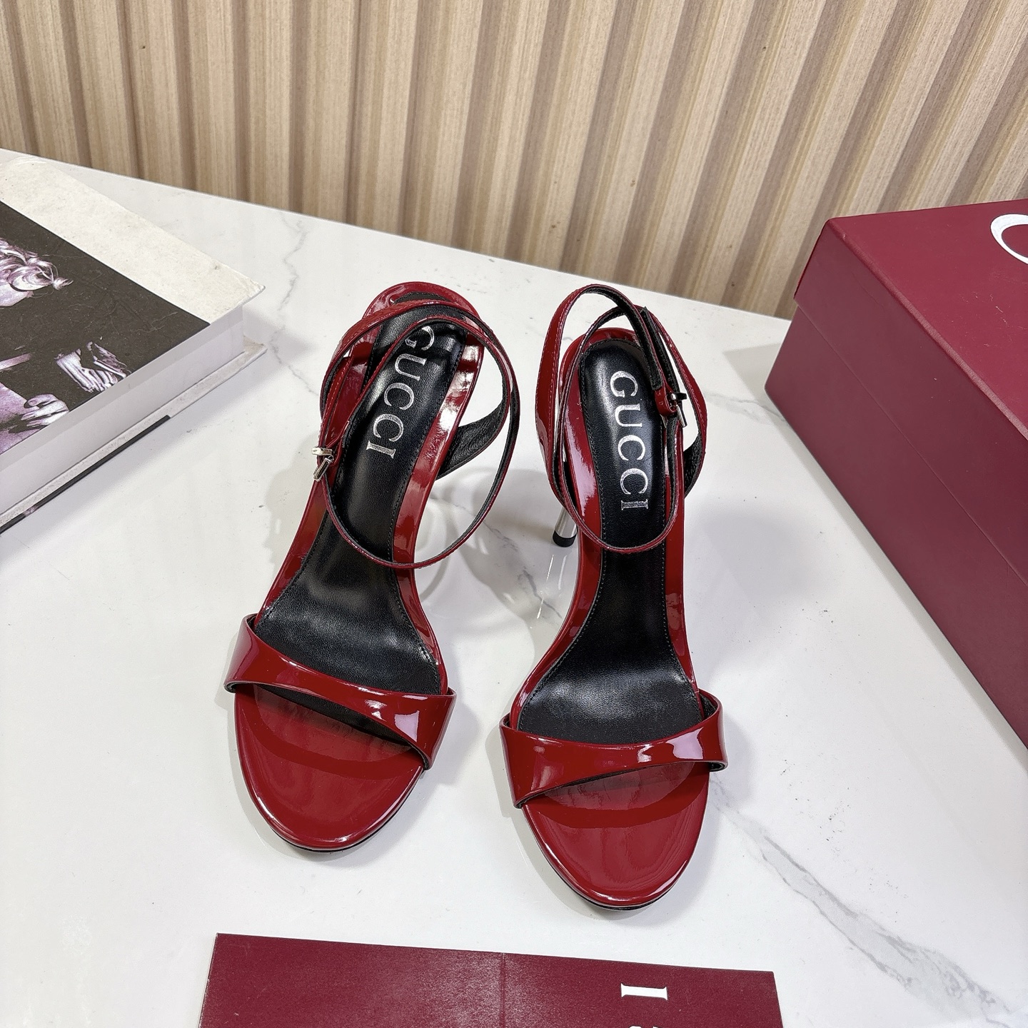 NO:262400,G*ucci Gu*chi 2025vs Spring and Summer Latest Popular Sandal Series... [Round toe high heel sandals] Original single quality Original European style, the foot is perfectly worn with this shoe, elegant and elegant, crystal clear, no matter the material of various accessories, it is unique to the home, and it must be made from the original version at zero distance. The entire series is full of exciting and uncompromising elements, the quality of different materials, the texture of the skin and the material expression, with a strong artistic atmosphere... Upper: Custom imported patent leather Inner: Custom imported sheepskin Foot pad: Custom imported sheepskin Outsole: Imported Italian original color genuine leather outsole Heel height: 9.5cm Packaging: Original full package Size: 35-39 (40.41.42 Customized without return), high heel sandals, sandals, high  heels sheepskin, Leather soles19860909G*ucci古*驰2025vs春夏最新爆款凉鞋系列……【圆头高跟凉鞋】 原单品质 原汁原味的欧式风格,上脚非常完美穿搭上配此鞋,优雅大方,晶莹剔透,无论种各配件材质,都是家独一比一定制,必到做原版零距离,整系个列都充了满令兴人奋意和外的元结素合,不同材的质,肌的理面的料表现,具有极的浓艺术气息…… 鞋面:定制进口漆皮 内里:定制进口羊皮 垫脚:定制进口羊皮 大底:进口意大利原色真皮大底 跟高:9.5cm 包装:原版全套包装 码数:35-39(40.41.42定制不退换),高跟鞋凉鞋,sandals,high heels,sheepskin,Leather soles,Women's Shoes