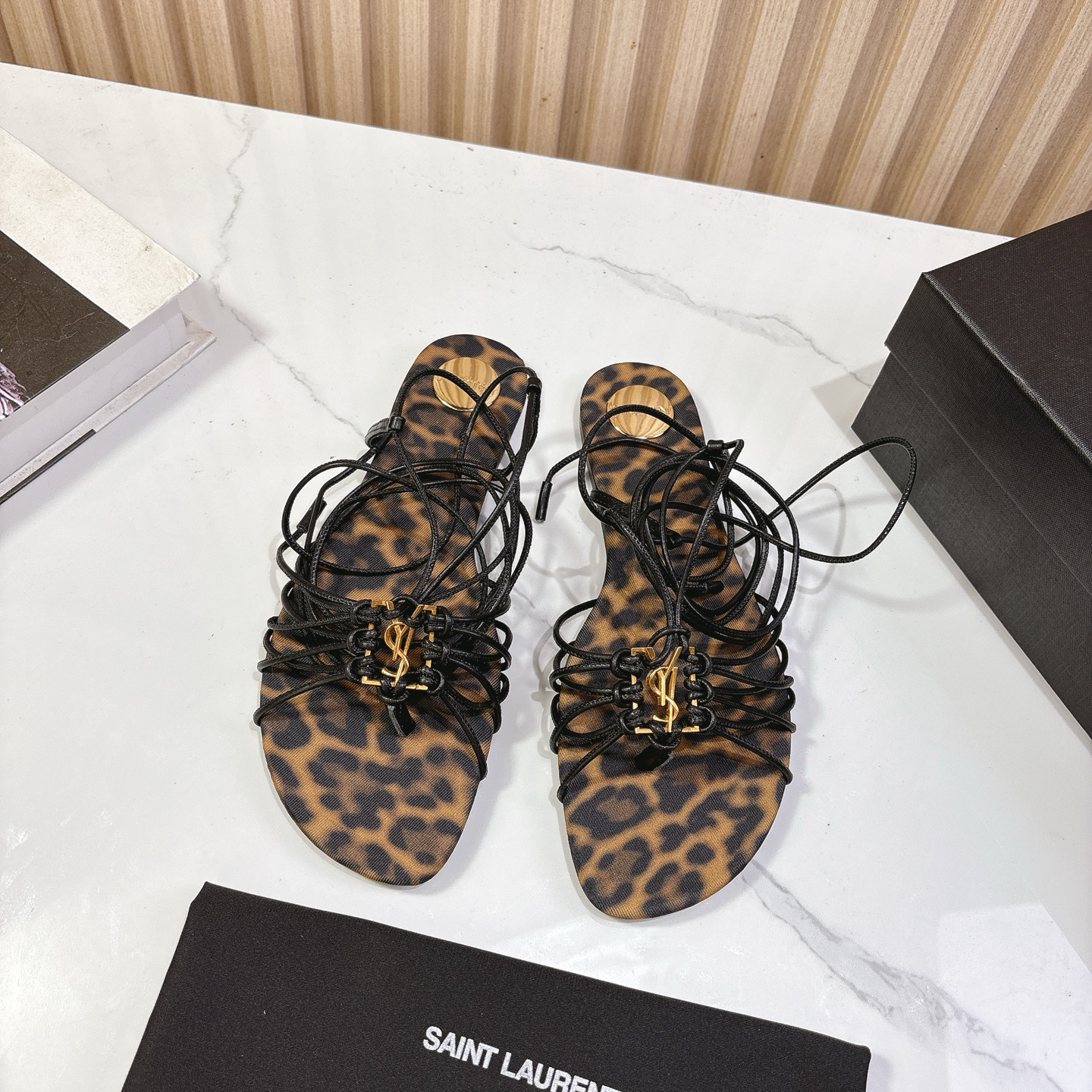 NO:262394,Top version SAIN*LAURENT YSL Saint Laurent SS2025 summer new product!  Square-toe catwalk high-heeled ysl sandals 2025 new spring and summer series sandals!  When pairing various small skirts, you don’t pick on the feet at all. The transparent flashing diamonds show fantasy under the light. It’s so beautiful that it looks whiter and makes people look at it!  Fine crystal chain decoration illuminates the delicate and elegant lines of the ankle, releasing infinite elegance and charm. Fabric cowhide, outsole, genuine leather outsole, size 35-41 (40 customization), sandals, saint laurent, saint laurent, saint laurent, saint laurent, sandals, skirts, cowhide, Leather soles19860909顶级版本 SAIN*LAURENT YSL 圣罗兰SS2025夏季新品！方头走秀款高跟ysl凉鞋 2025全新春夏系列凉鞋 ！ 各种小裙子搭配起来 完全不挑脚型哦 通透的闪钻在光线的照耀下呈现幻彩 真的美的过分 上脚显白的让人上头！细巧水晶链饰点亮脚踝纤雅线条 释放无限优雅魅力 面料牛皮 大底真皮大底 码数35-41（40定制）,凉鞋,saint laurent,saint laurent,saint laurent,sandals,skirts,cowhide,Leather soles,Women's Shoes