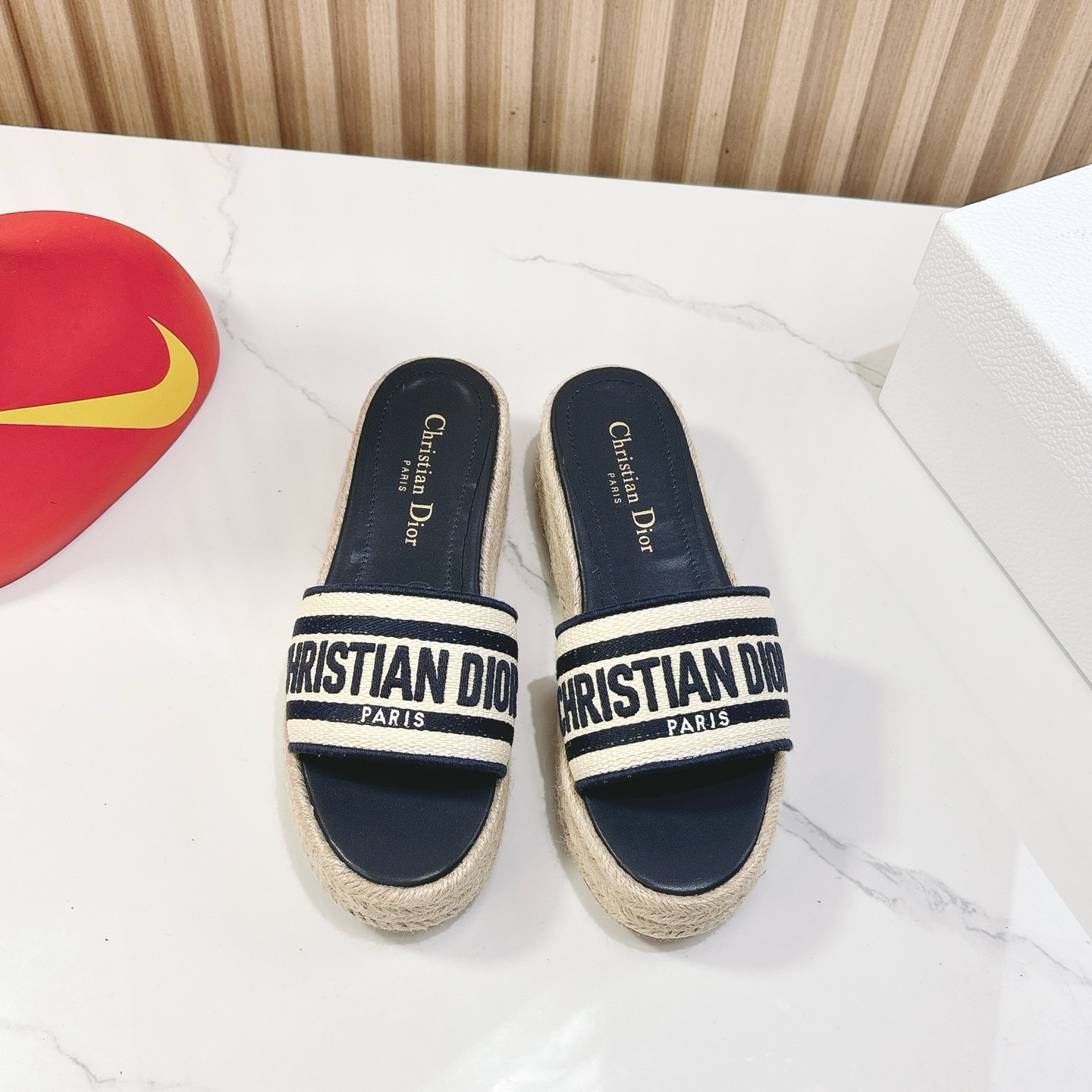 NO:392625,Dior 25ss summer new beach slippers The best choice for summer vacation to the beach. The most proud design is the foot pad matte surface. Different from any jelly shoes, it will not slip when touching water, and it will be more comfortable to wear on rainy days or on the beach. Fabric: Original customized fabric Outsole: Original open mold rubber sole Packaging: Original full set of packaging Size: 35-39 (40.41. Customized without return or exchange):, slippers, dior, dior, slippers19860909Dior 迪奥 25ss 夏季新款 沙滩拖鞋 夏季到海边度假的最佳选择,这款最得意的设计就是垫脚磨砂面,区别于任何一款果冻鞋,碰水不会滑脚,下雨天或海边游玩穿起来更加舒适贴脚 面料:原版定制布料 大底: 原版开模橡胶大底 包装:原版全套包装 码数:35-39（40.41.定制不退换） :,拖鞋,dior,dior,slippers,Women's Shoes