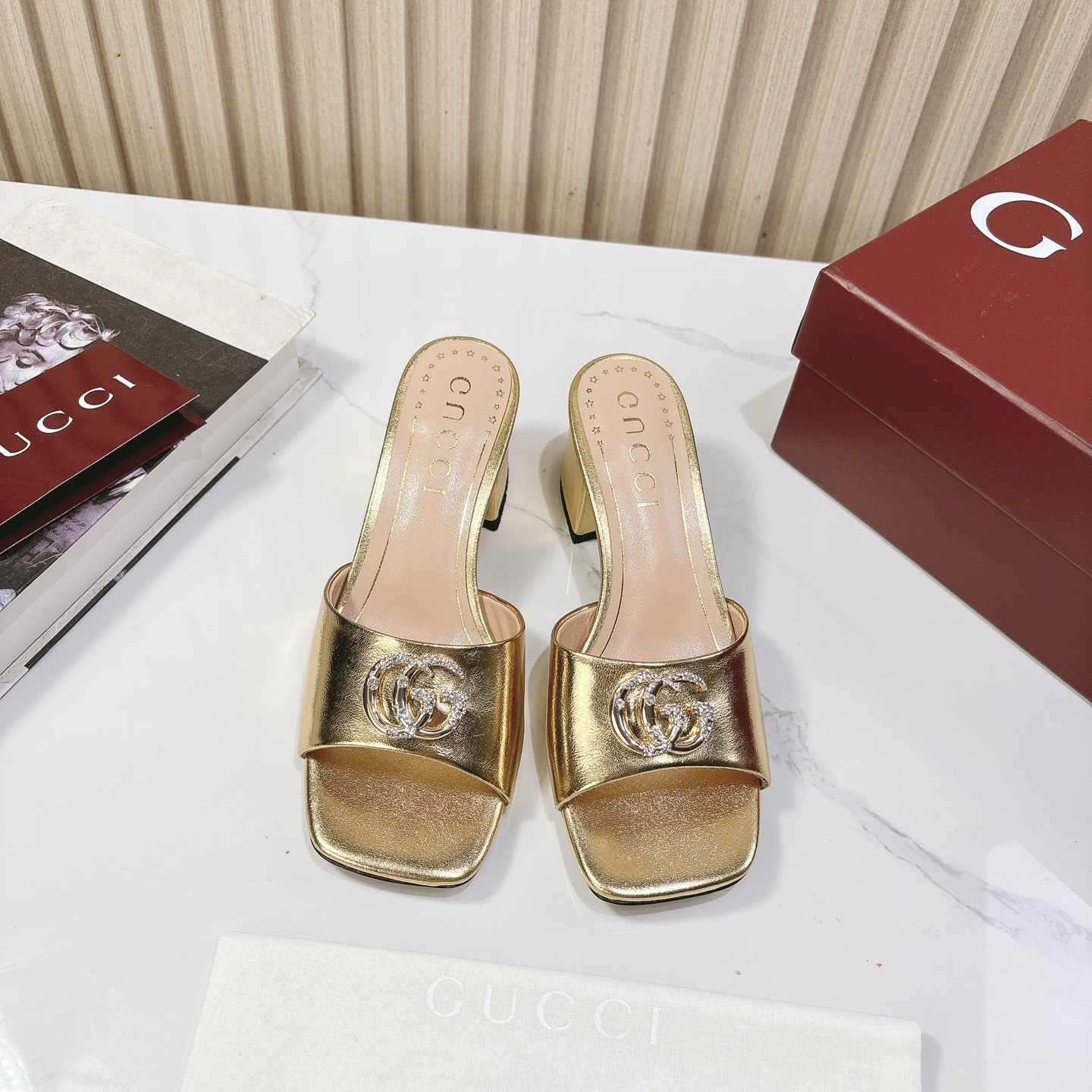 NO:382238,G*ucci Gu*chi 2025vs Spring and Summer Latest Popular Sandal Series... [Double G-buckle thick-heeled sandals] Original single quality Original European style, the foot is perfectly worn with this shoe, elegant and elegant, crystal clear, no matter the material of various accessories, it is unique to the home, and it must be made from the original zero distance. The entire series is full of exciting and unexpected elements, the quality of different materials, the texture of the skin and the material expression, with a strong artistic atmosphere... Upper: Custom imported sheepskin Inner: Custom imported sheepskin Foot pad: Custom imported sheepskin Outsole: Italian original color genuine leather outsole Heel height: 5.5cm Packaging: Original full package Size: 35-39 (40.41.42 Customized without return), slippers, sandals, slippers, sheepskin, Leather  soles19860909G*ucci古*驰2025vs春夏最新爆款凉鞋系列……【双G扣粗跟凉拖】 原单品质 原汁原味的欧式风格,上脚非常完美穿搭上配此鞋,优雅大方,晶莹剔透,无论种各配件材质,都是家独一比一定制,必到做原版零距离,整系个列都充了满令兴人奋意和外的元结素合,不同材的质,肌的理面的料表现,具有极的浓艺术气息…… 鞋面:定制进口羊皮 内里:定制进口羊皮 垫脚:定制进口羊皮 大底:意大利原色真皮大底 跟高:5.5cm 包装:原版全套包装 码数:35-39(40.41.42定制不退换),拖鞋,sandals,slippers,sheepskin,Leather soles,Women's Shoes