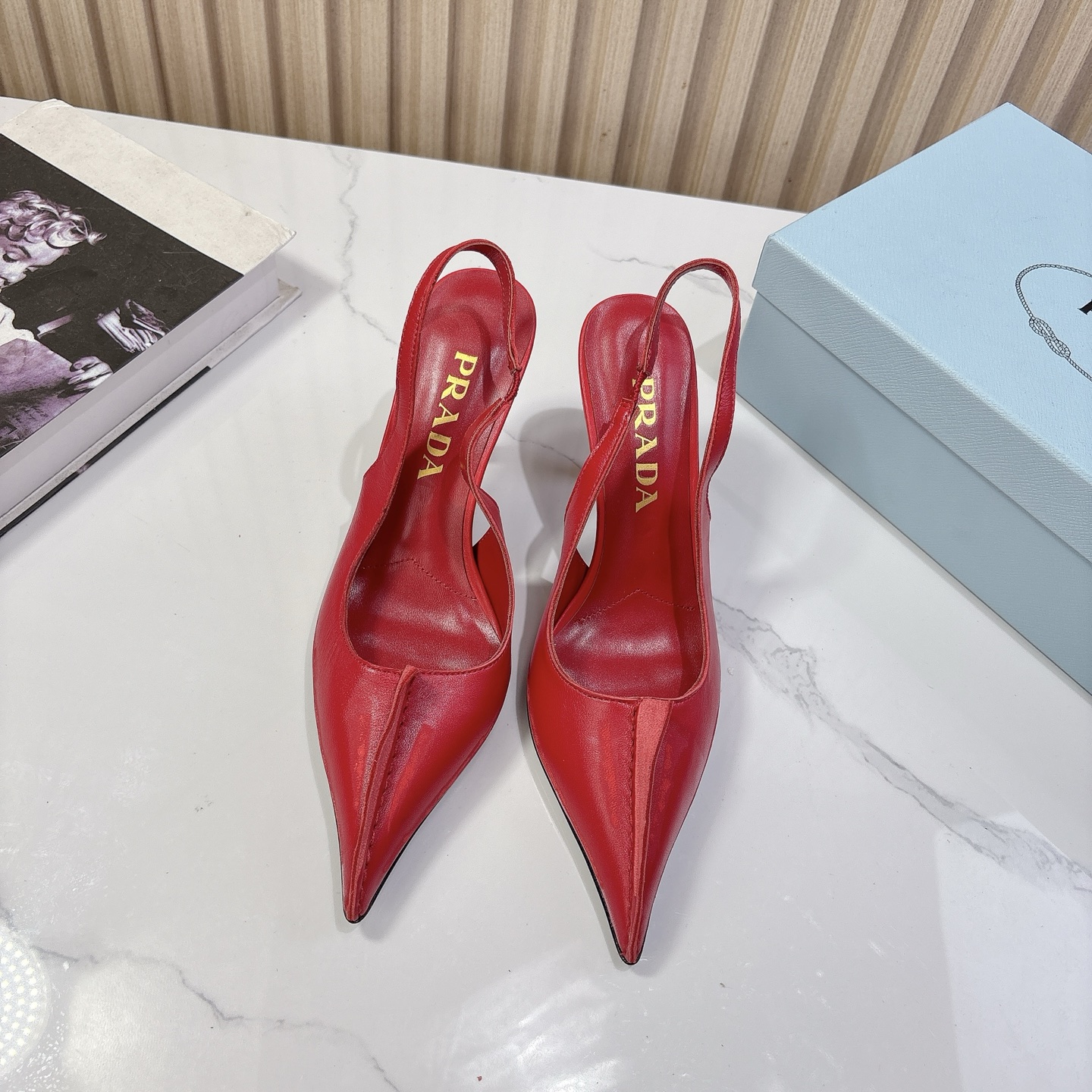 NO:382234,PRA*D PRA*D 2025vs latest fashion fashion shoe series... [Pointed toe high heel single shoes] PRADA early spring catwalk internet celebrity same style 'Dreamless city', Prada can be used on important occasions, the fresh style has a little noble feeling, the foot is perfect, and the wear is elegant and generous, crystal clear. No matter the material of various accessories, it is exclusive and customized, and must be done at zero distance. The entire series is full of exciting and unexpected elements combinations, different materials and texture fabrics, with a strong artistic atmosphere, allowing you to appreciate the ever-changing style of Prada girls... Upper: Custom imported sheepskin Inner: Custom imported sheepskin Foot pad: Custom imported sheepskin Outsole: Imported leather outsole Heel height: 8.5cm  Size: 35-39 (34.40.41.42 Customized without return or exchange), Sandals and shoes, prada, prada, sandals, sheepskin, Leather soles19860909PRA*D普拉*达2025vs最新走秀爆款时装单鞋系列 ……【尖头高跟单鞋】 PRADA早春T台走秀网红同款＂造梦不夜城＂,Prada能在重要场合上用得上了,小清新风带点贵气的感觉,上脚非常完美,穿搭配上此鞋,优雅大方,晶莹剔透,无论各种配件材质,都是独家一比一定制,必做到原版零距离,整个系列都充满了令人兴奋和意外的元素结合,不同的材质,肌理的面料的表现,具有极浓的艺术气息,让你领略Prada女孩的百变风格…… 鞋面:定制进口羊皮 内里:定制进口羊皮 垫脚:定制进口羊皮 大底:进口真皮大底 跟高:8.5cm 码数:35-39(34.40.41.42定制不退换）,凉鞋单鞋,prada,prada,sandals,sheepskin,Leather soles,Women's Shoes