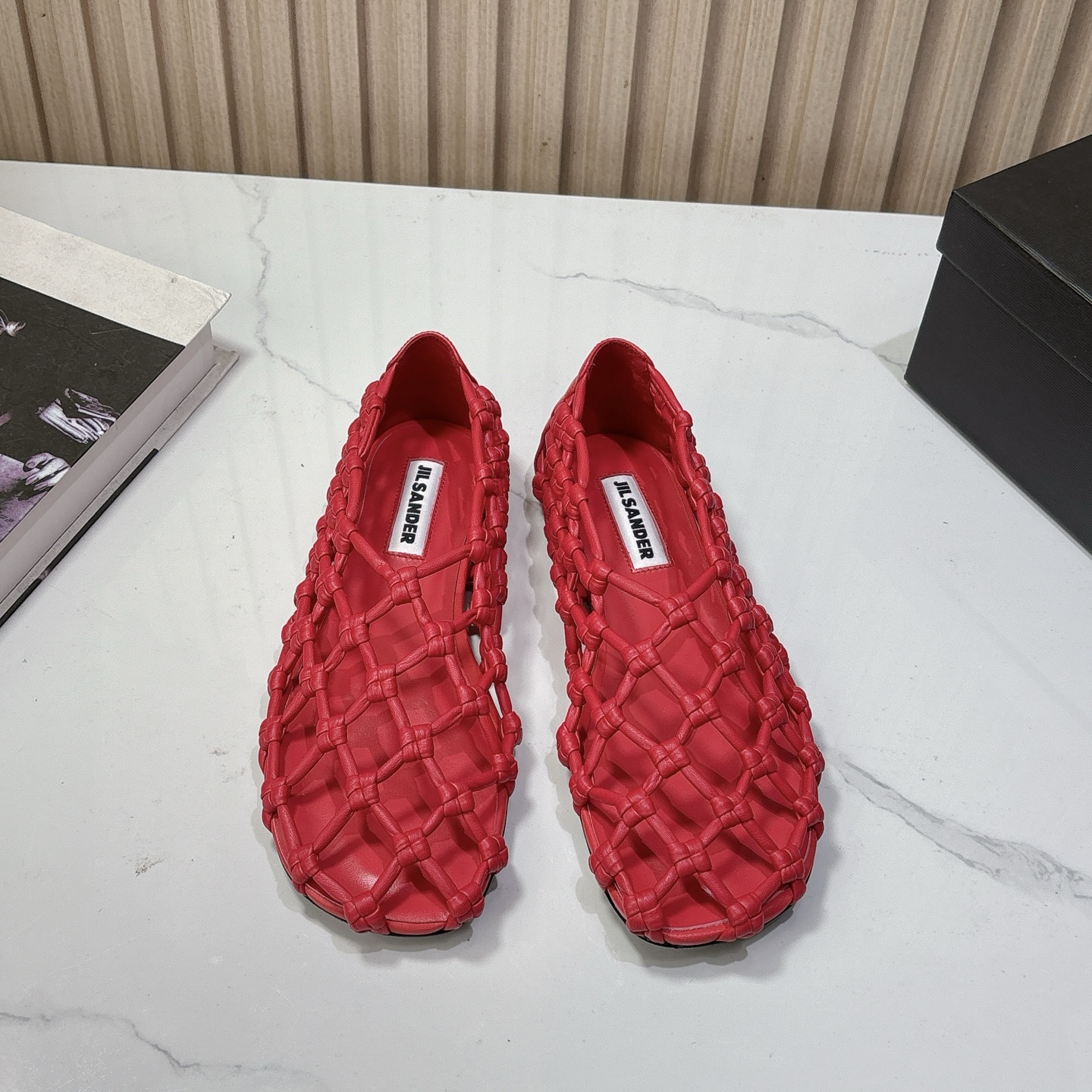 NO:382229,JIL*SANDE*Jil*Sanda 2025vs Spring and Summer New Single Shoes Series... [Woven Flat Shoes] Minimalist woven, a must-have for fashionable essence that must not be missed. There is no complicated decoration, excellent texture, pure and minimalist, neat and poetic, super versatile and not easy to wear... Fabric: Original custom sheepskin Inner: Original custom sheepskin Footpad: Original custom sheepskin Outsole: Original imported genuine leather sole Packaging: Original full set of packaging Size: 35-39 (40 custom made without return and exchange), sandals, jil sander, sandals, sheepskin, Leather soles19860909JIL*SANDE*吉尔*桑达2025vs春夏新款单鞋系列……【编织平底单鞋】 极简主义当头编制,时髦精绝对不能错过的必入款,没有任何繁杂装饰,质感极好的vintage感,纯粹和极简做得利落又诗意 超级百搭不易装款…… 面料:原版定制羊皮 内里:原版定制羊皮 垫脚:原版定制羊皮 大底:原版进口真皮大底 包装:原版全套包装 码数:35-39（40定做不退换）,凉鞋,jil sander,sandals,sheepskin,Leather soles,Women's Shoes