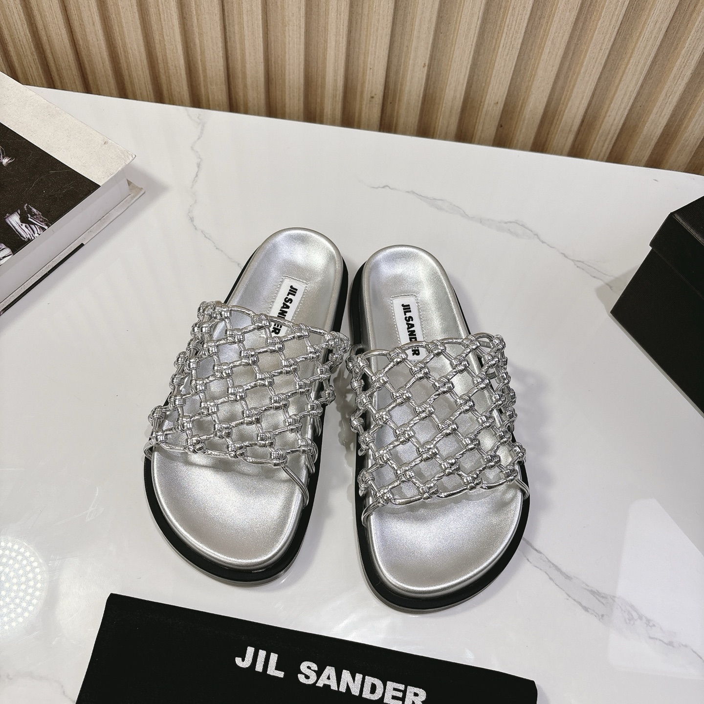 NO:382206,JilSander/JilSander 25WF spring and summer fishnet woven hollow slippers. I admire the designer's design this season. A pair of single shoes with two words engraved with fashionable words can be literary and fashionable. The dressing rate is too high. Hollow woven design. The entire upper is hand-woven. It looks very high and expensive. This is a real handmade shoe. The concave shape must have a sense of equipment!  The fabric is made of original custom-made hand-woven. The inner foot pads are all mixed-bred sheepskin imported from Italy. Size35-39 (40 customization), slippers, jil sander, jil sander, slippers, cowhide, sheepskin19860909JilSander/吉尔桑达25WF春夏 渔网编织镂空拖鞋 太佩服设计师这一季的计设了 一双刻着时髦两字的单鞋 可文艺可时髦 穿搭率实在太高了 镂空编织设计 整个鞋面全工手编织 一看就很高级很贵 这款可谓真是正的手工鞋 凹型造必备设感计十足！ 面料采用原版定制手工编织 内里垫脚均为混种羊皮 意大利进口牛皮大底 size35-39（40定制）,拖鞋,jil sander,jil sander,slippers,cowhide,sheepskin,Women's Shoes