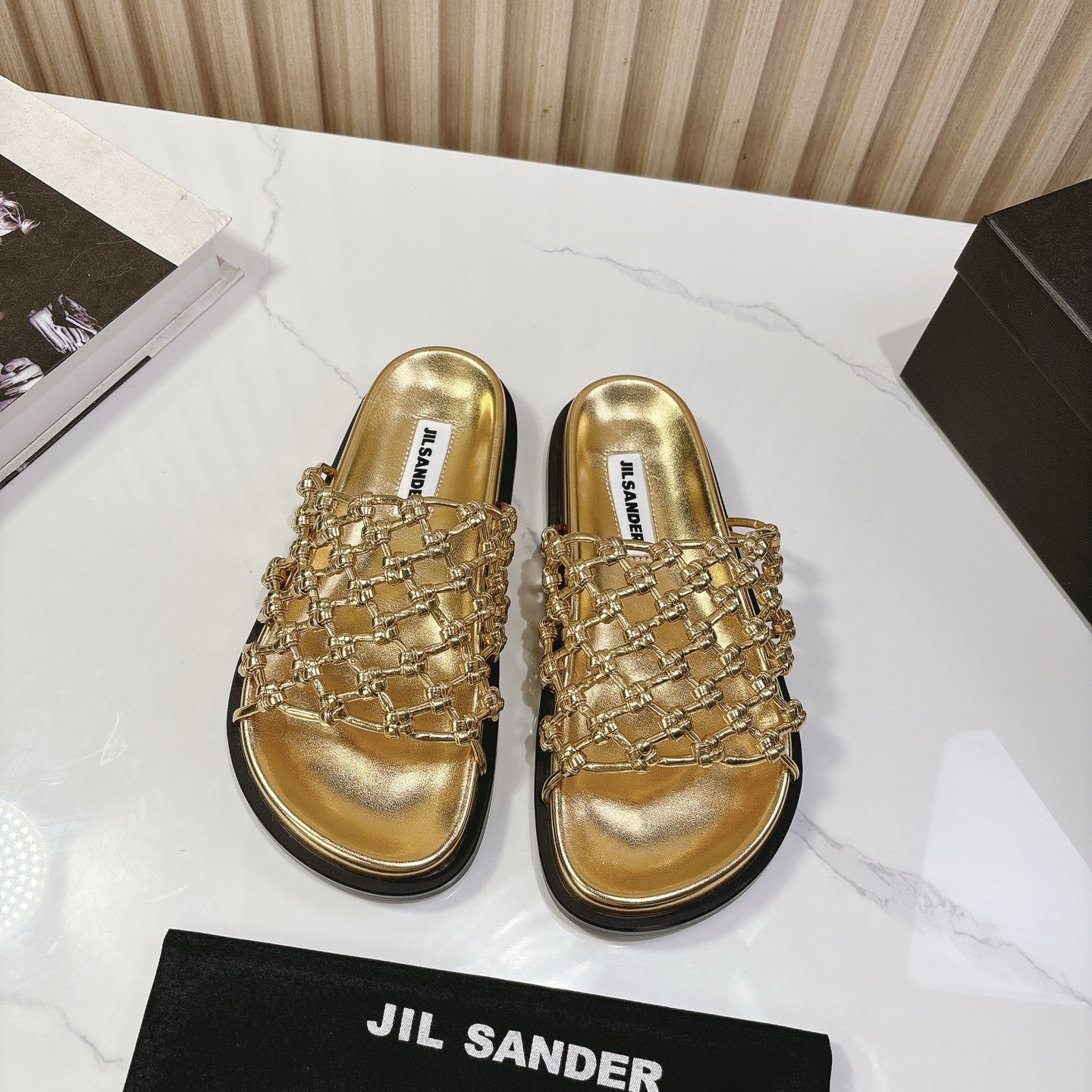 NO:382211,JilSander/JilSander 25WF spring and summer fishnet woven hollow slippers. I admire the designer's design this season. A pair of single shoes with two words engraved with fashionable words can be literary and fashionable. The dressing rate is too high. Hollow woven design. The entire upper is hand-woven. It looks very high and expensive. This is a real handmade shoe. The concave shape must have a sense of equipment!  The fabric is made of original custom-made hand-woven. The inner foot pads are all mixed-bred sheepskin imported from Italy. Size35-39 (40 customization), slippers, jil sander, jil sander, slippers, cowhide, sheepskin19860909JilSander/吉尔桑达25WF春夏 渔网编织镂空拖鞋 太佩服设计师这一季的计设了 一双刻着时髦两字的单鞋 可文艺可时髦 穿搭率实在太高了 镂空编织设计 整个鞋面全工手编织 一看就很高级很贵 这款可谓真是正的手工鞋 凹型造必备设感计十足！ 面料采用原版定制手工编织 内里垫脚均为混种羊皮 意大利进口牛皮大底 size35-39（40定制）,拖鞋,jil sander,jil sander,slippers,cowhide,sheepskin,Women's Shoes