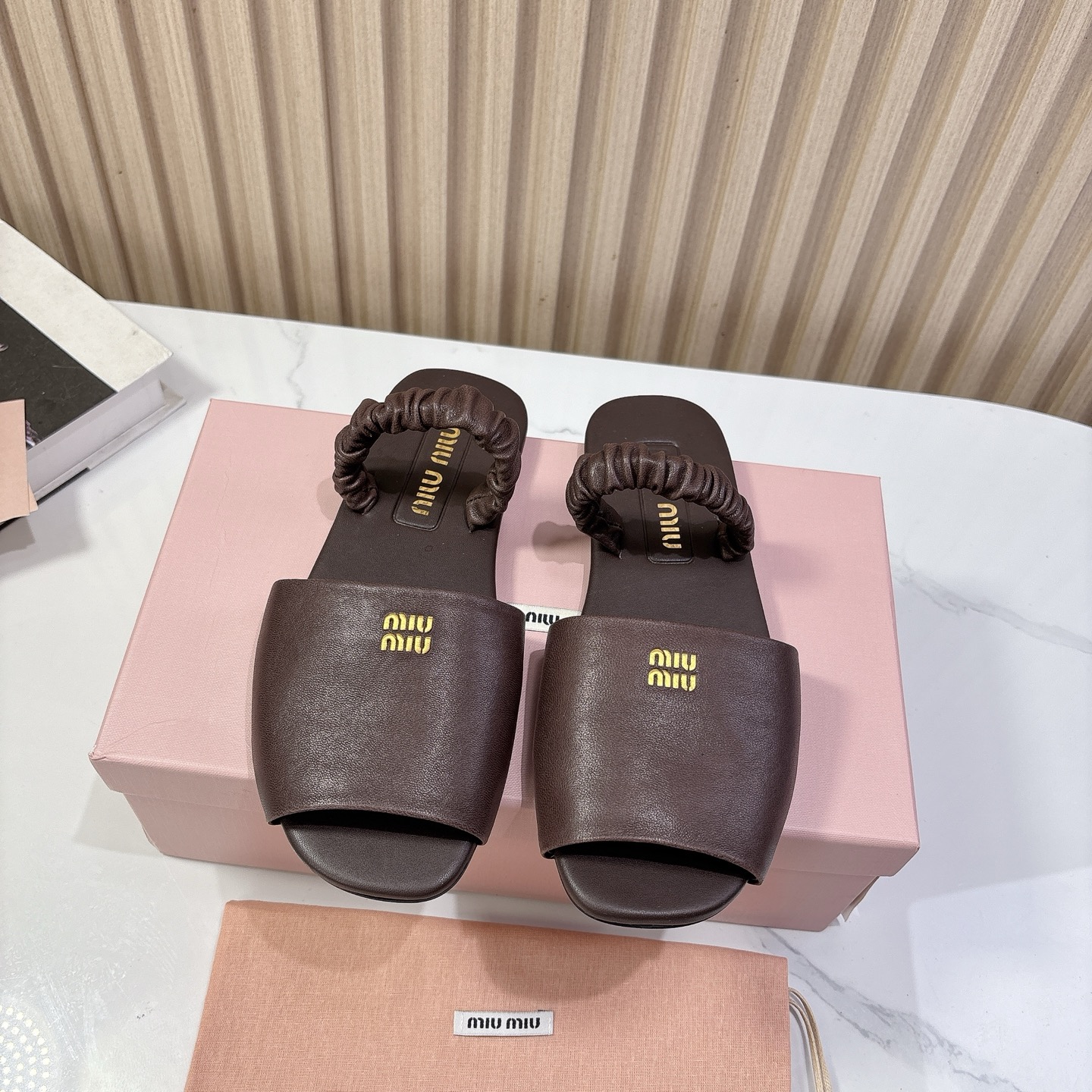 NO:382217,u popular catwalks appear on the covers of major fashion magazines. Celebrities, Zhang Yuanying and other celebrities will try on and order what you see, what you get and close your eyes and you won't regret it. The combination is still salty or sweet (ZP developed shoe shape, hardware, customized color) Custom imported calfskin with upper custom imported sheepskin with inner custom imported sole original rubber outsole size 35-39 (40 customized) (full package), slippers, slippers, cowhide, sheepskin19860909u大热走秀款出现在各大时装杂志封面·各路明星、张元英等各路明星订货会试穿订购所见即所得闭眼入都是不会后悔·搭配还是可咸可甜（ZP开发鞋型、五金、订制颜色） 鞋面定制进口小牛皮 内里定制进口绵羊皮 鞋底原版橡胶大底 码数35-39 (40定做)（全套包装）,拖鞋,slippers,cowhide,sheepskin,Women's Shoes